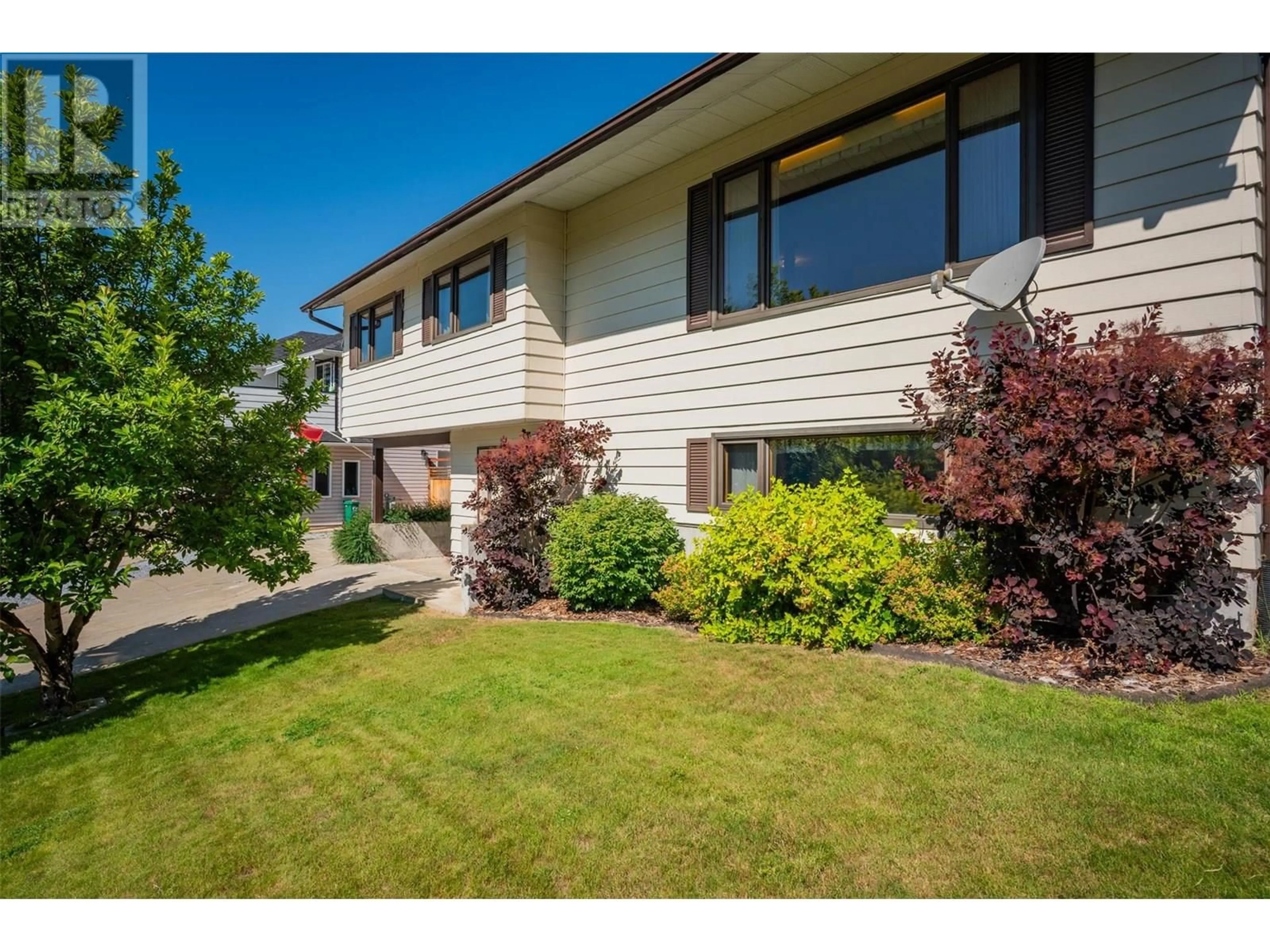 Home with vinyl exterior material, street for 910 8TH STREET, Montrose British Columbia V0G1P0