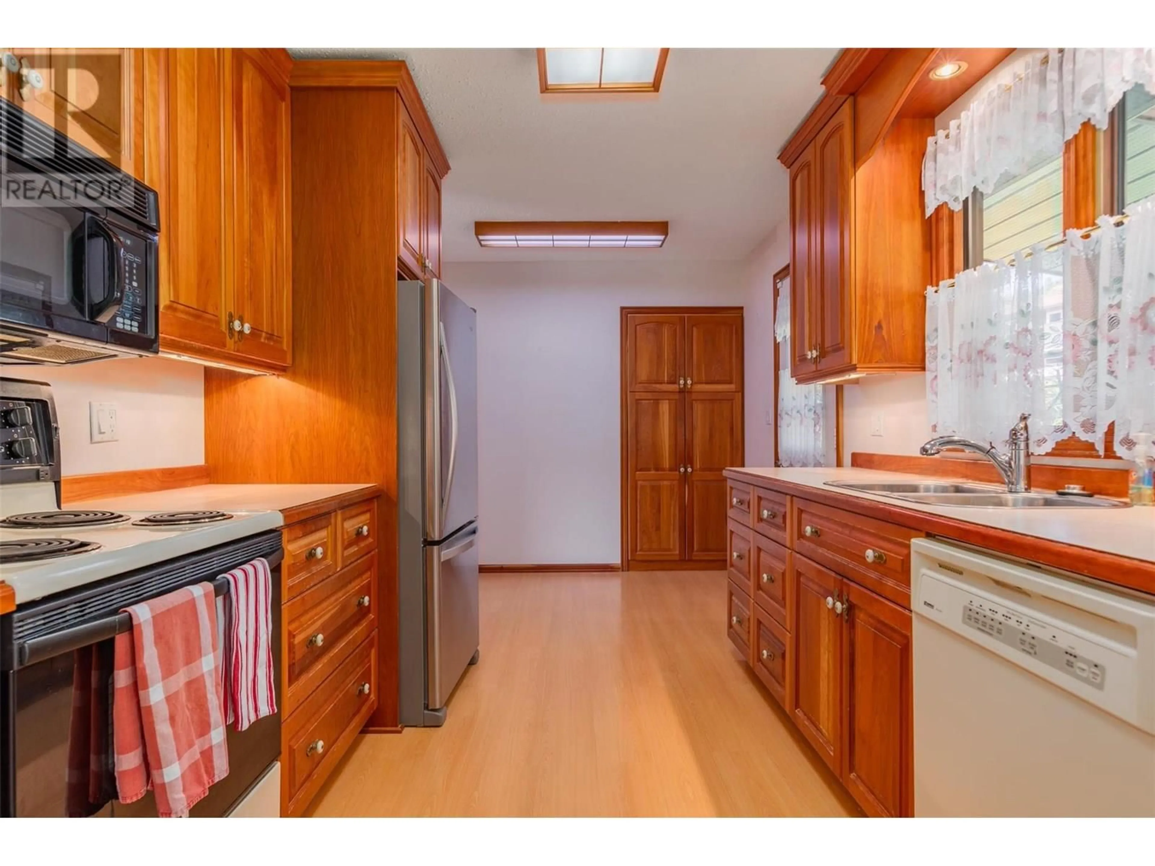 Standard kitchen, unknown for 910 8TH STREET, Montrose British Columbia V0G1P0