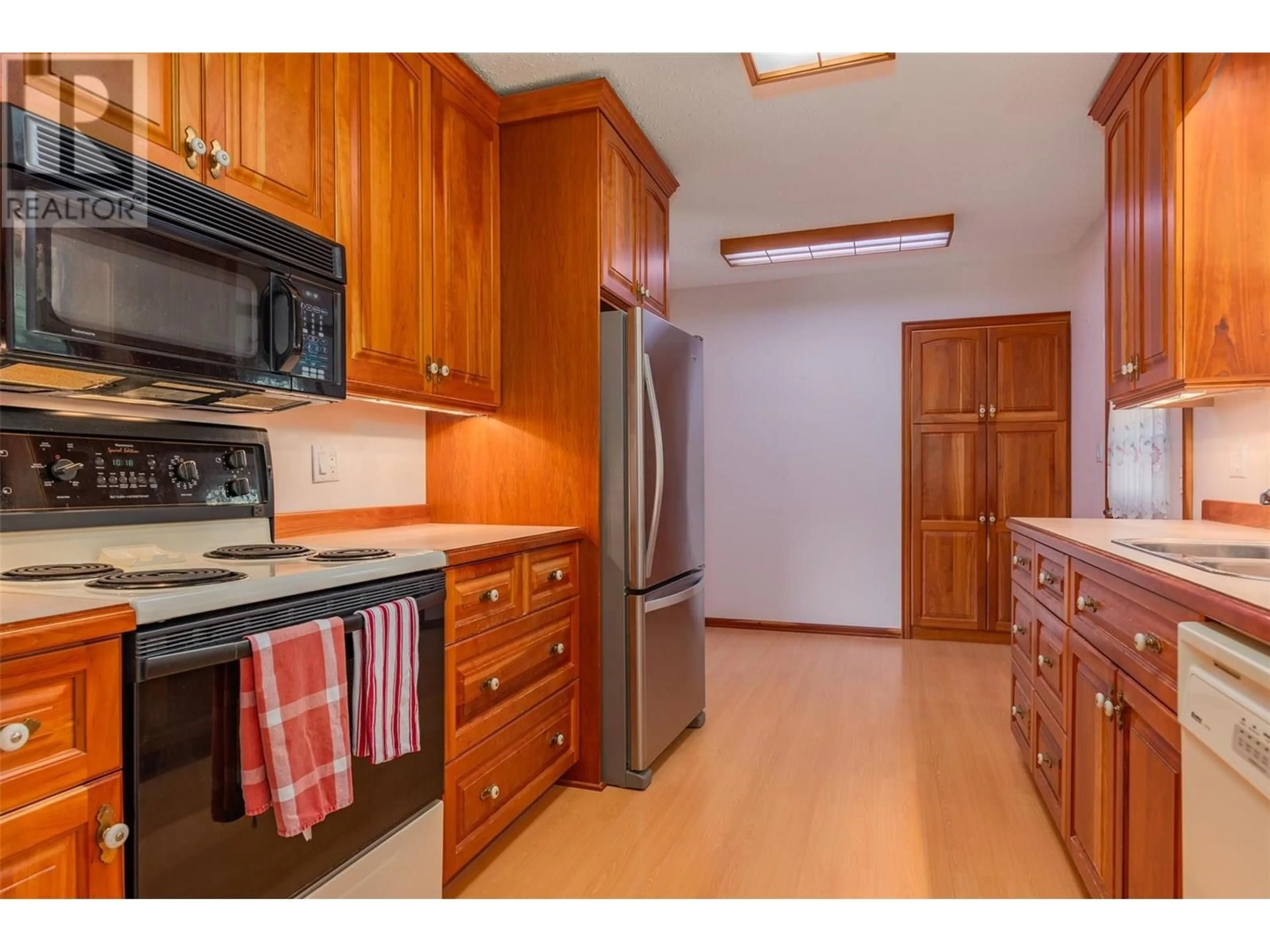 Standard kitchen, unknown for 910 8TH STREET, Montrose British Columbia V0G1P0