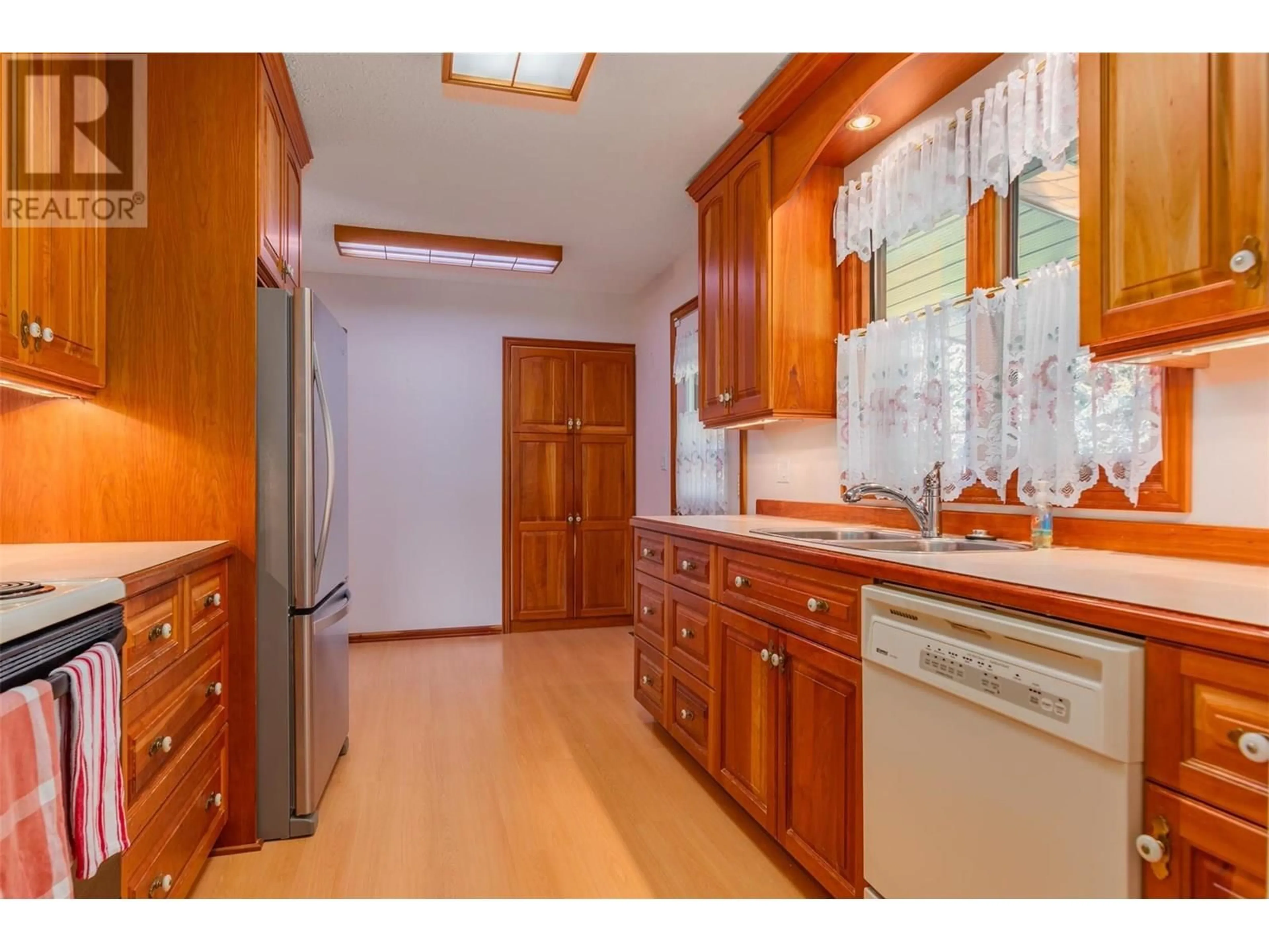 Standard kitchen, unknown for 910 8TH STREET, Montrose British Columbia V0G1P0