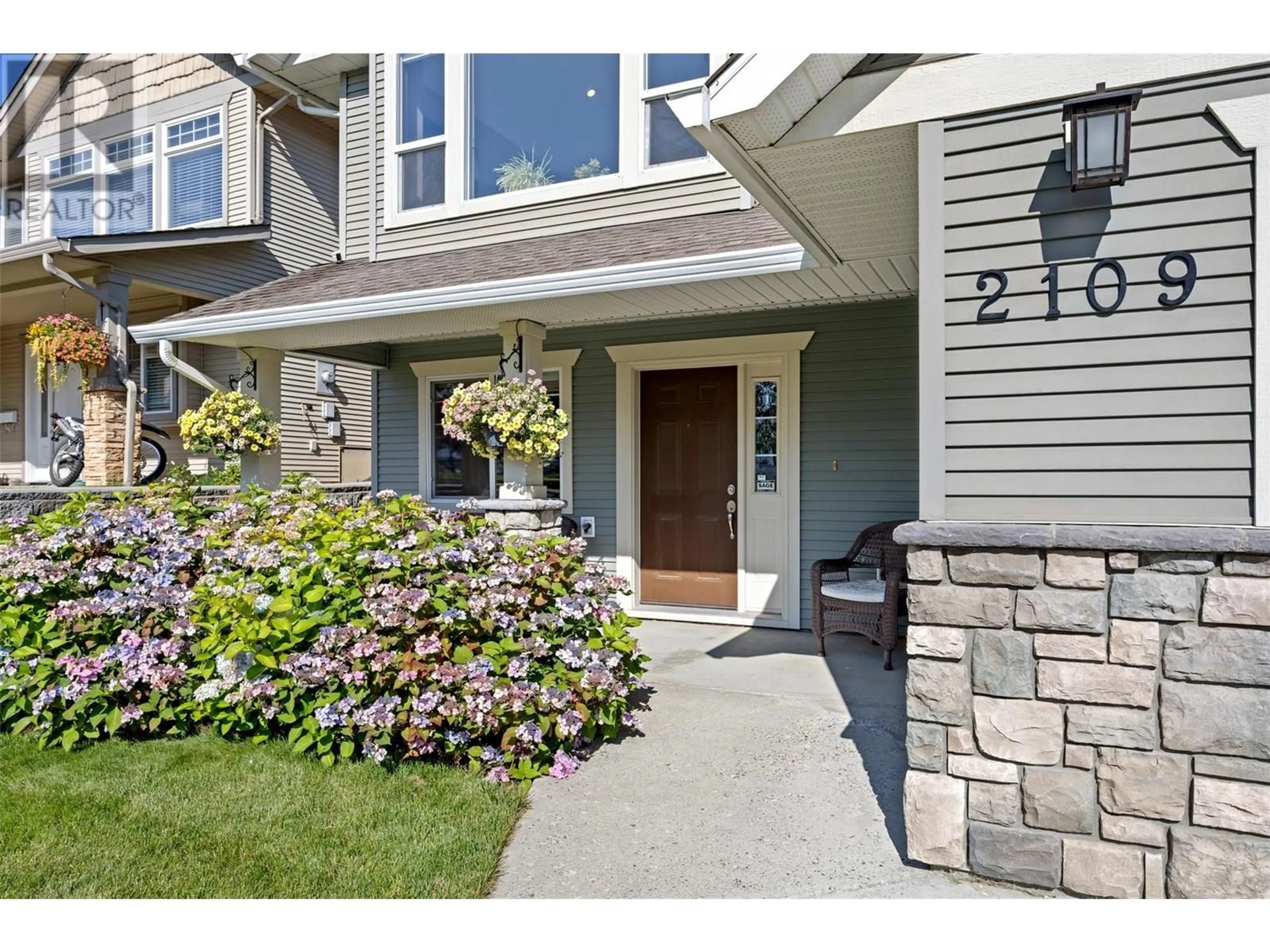 Indoor entryway for 2109 GRASSLANDS BOULEVARD, Kamloops British Columbia V2B0A7