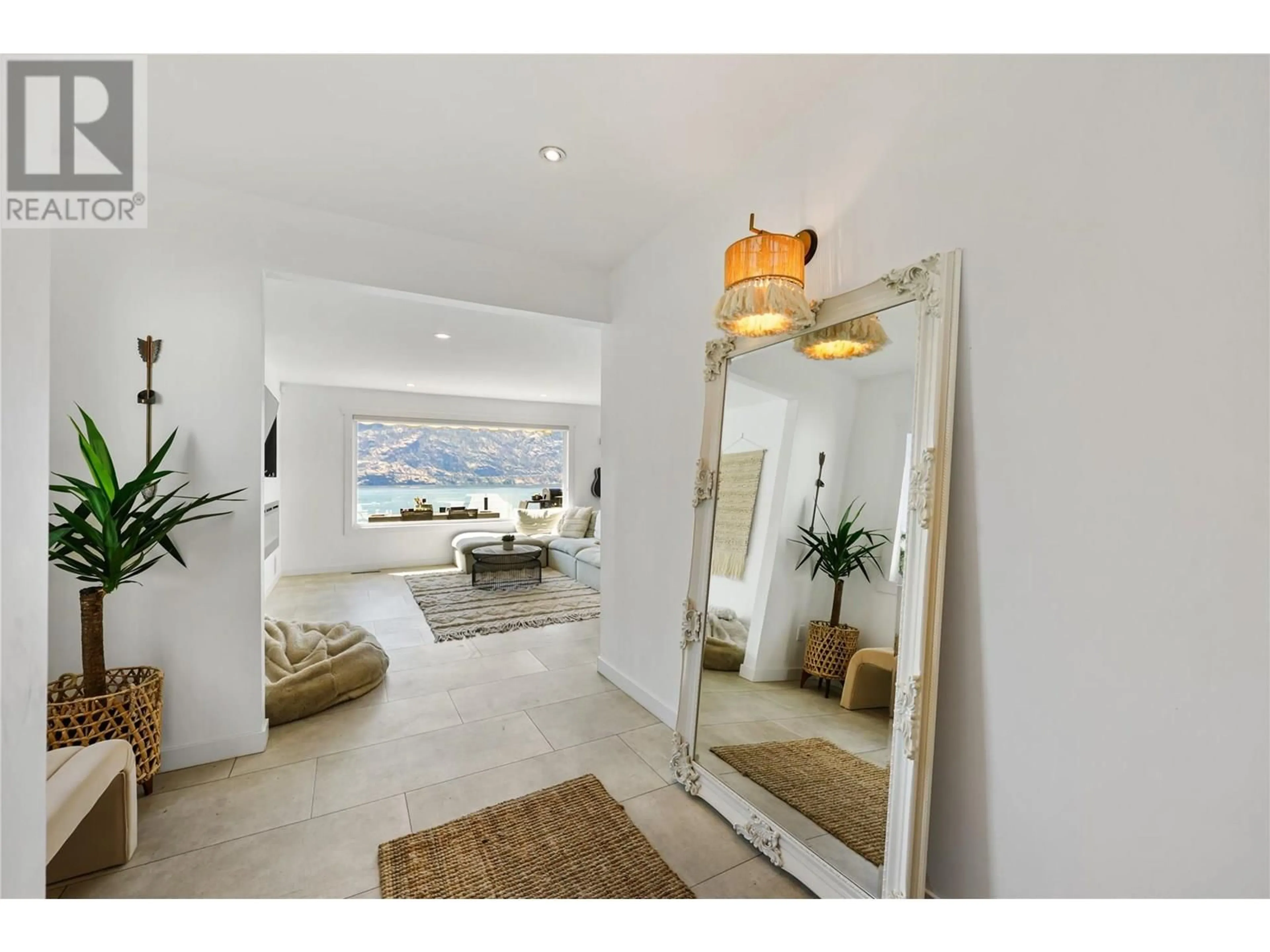 Indoor entryway for 1876 DEWDNEY ROAD, Kelowna British Columbia V1V2C3