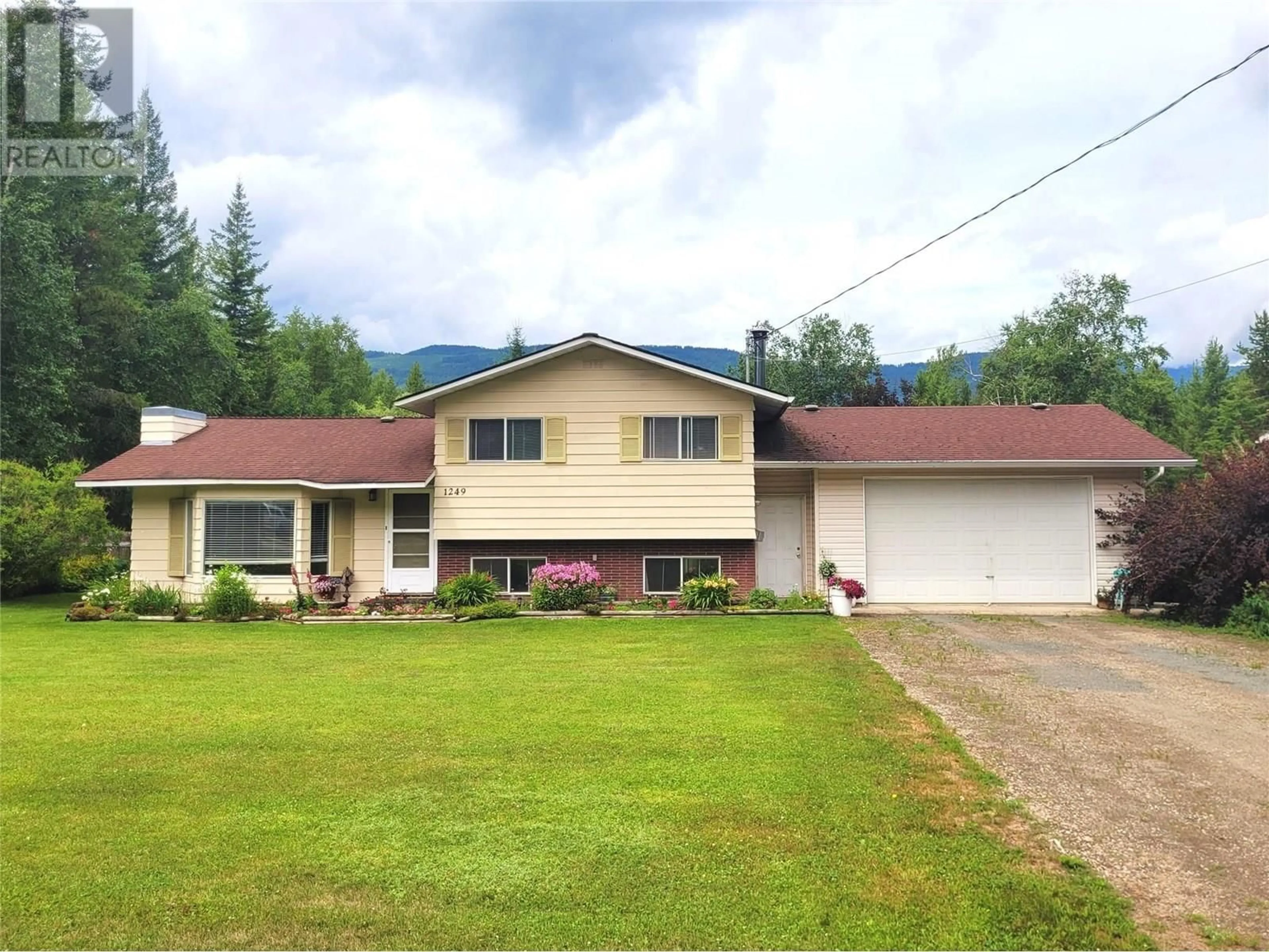 A pic from outside/outdoor area/front of a property/back of a property/a pic from drone, mountain view for 1249 THOMPSON DRIVE, Clearwater British Columbia V0E1N0