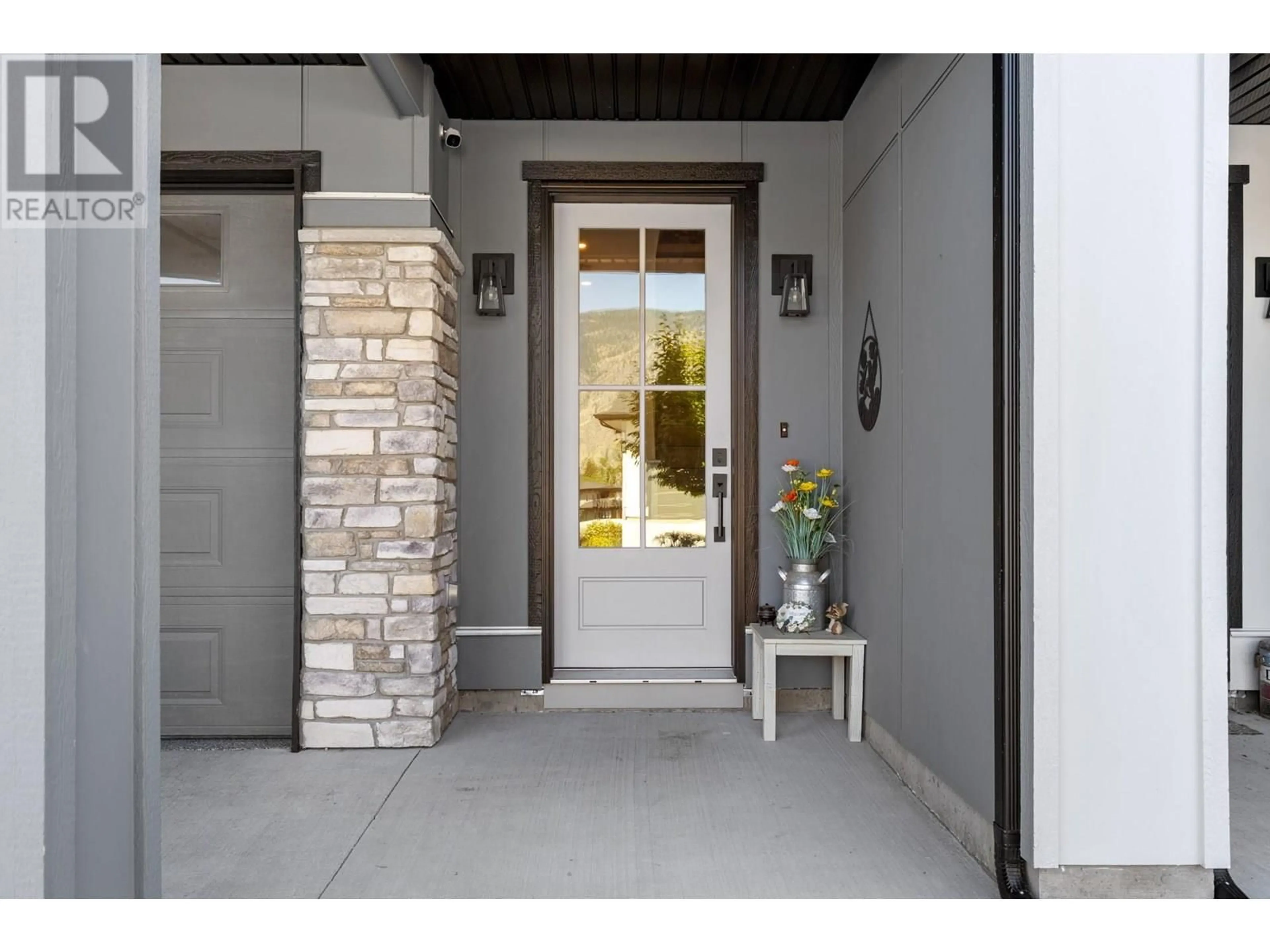 Indoor entryway for 48 - 8000 VEDETTE DRIVE, Osoyoos British Columbia V0H1V2
