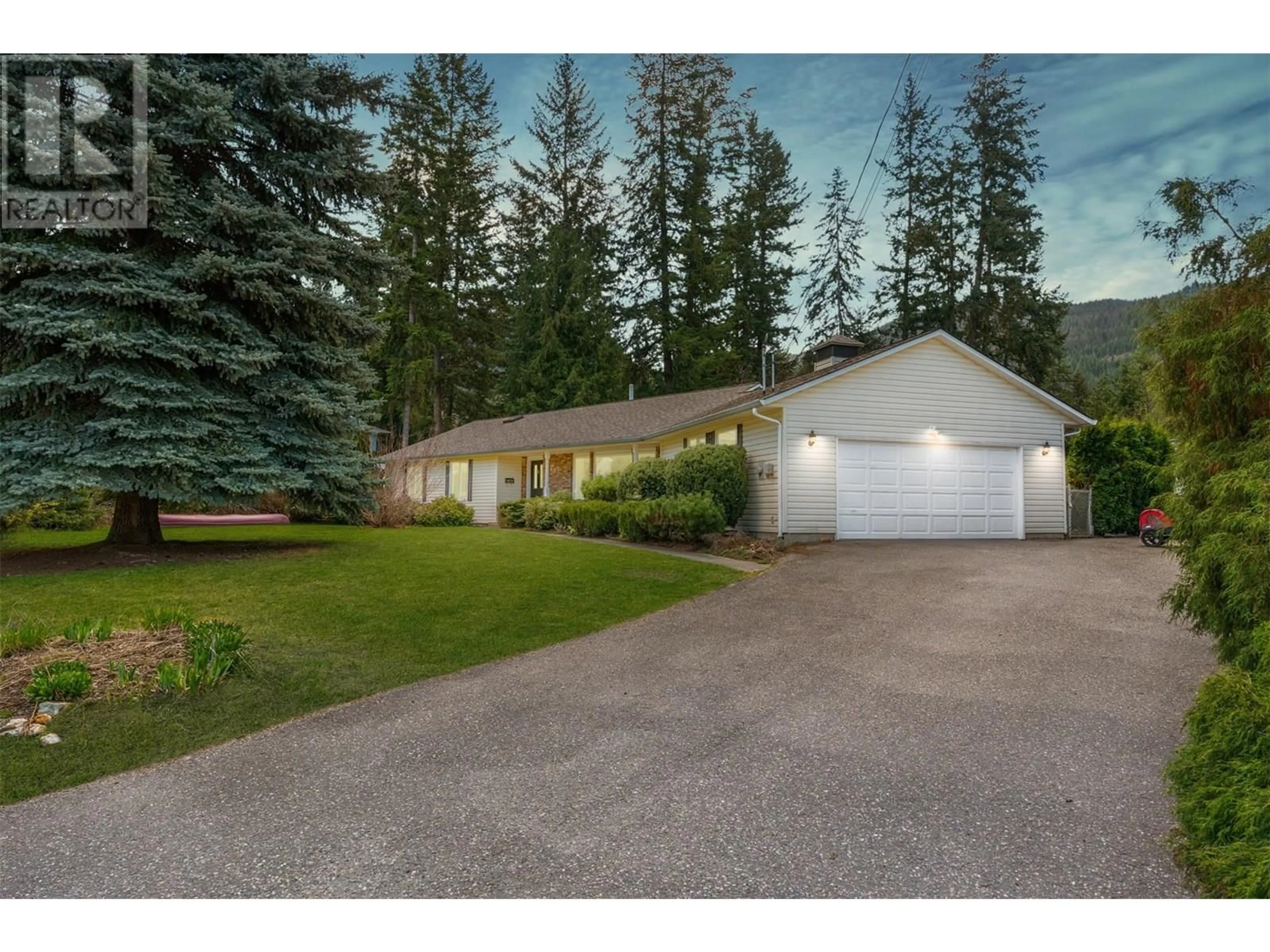 A pic from outside/outdoor area/front of a property/back of a property/a pic from drone, unknown for 3445 SIDNEY CRESCENT, Spallumcheen British Columbia V4Y0S8