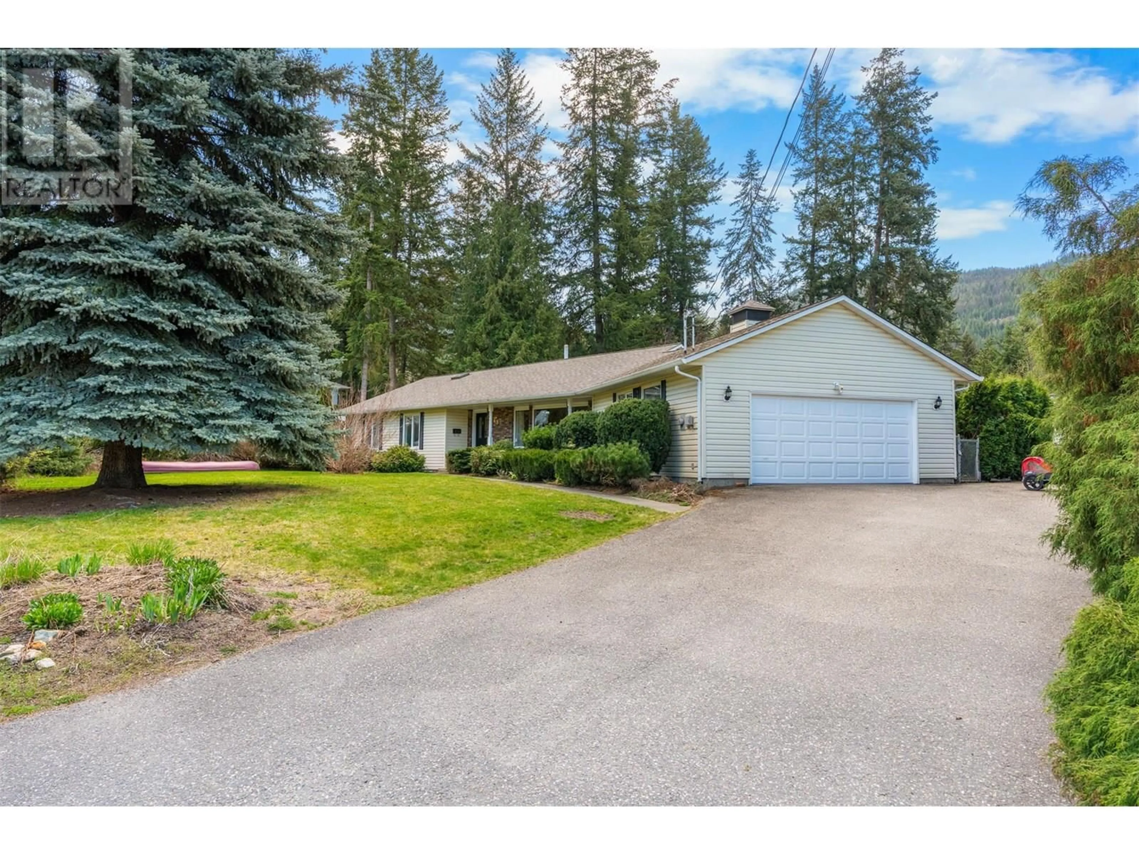 A pic from outside/outdoor area/front of a property/back of a property/a pic from drone, unknown for 3445 SIDNEY CRESCENT, Spallumcheen British Columbia V4Y0S8