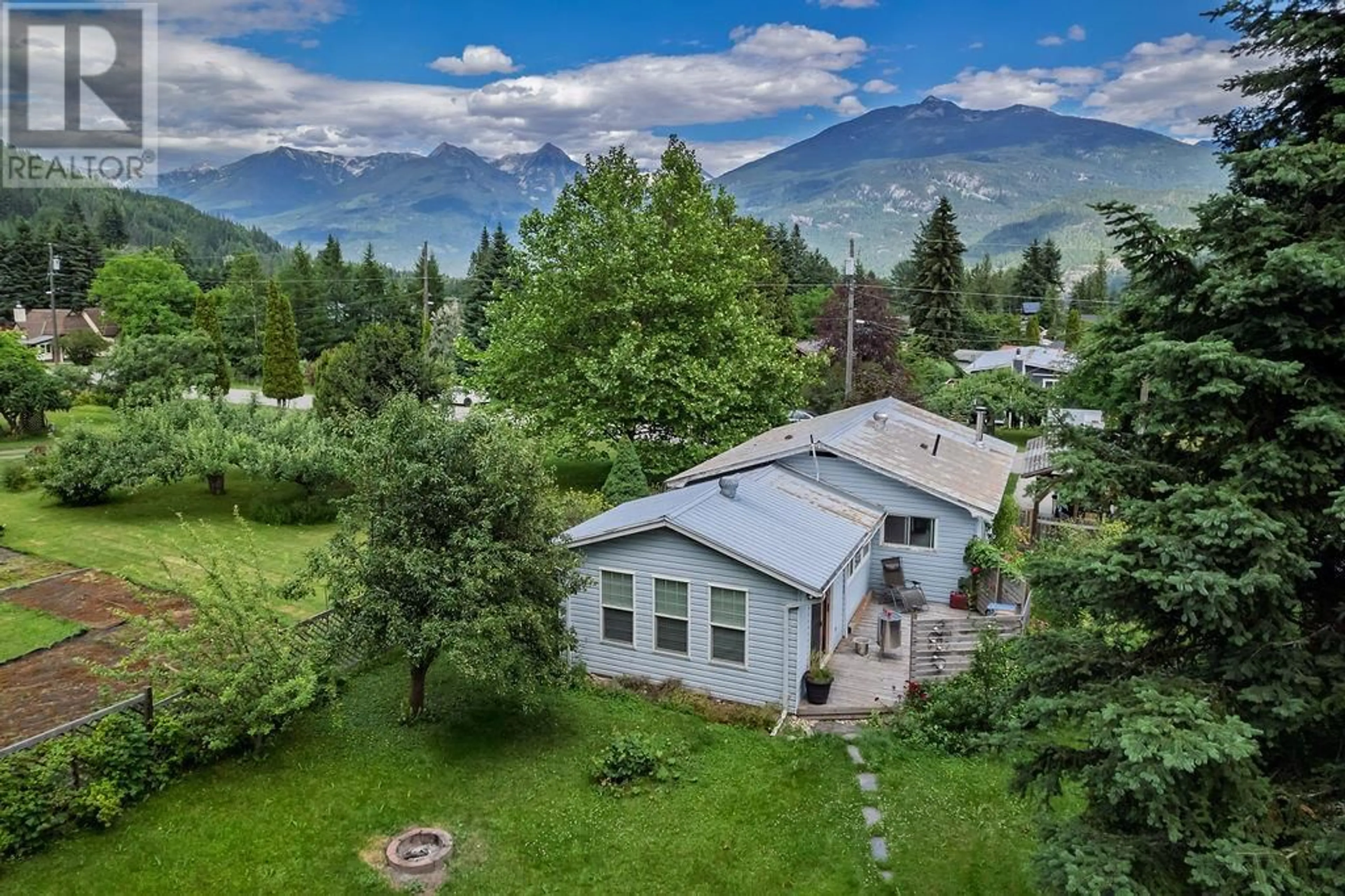 A pic from outside/outdoor area/front of a property/back of a property/a pic from drone, mountain view for 609 JACKSON STREET, Kaslo British Columbia V0G1M0
