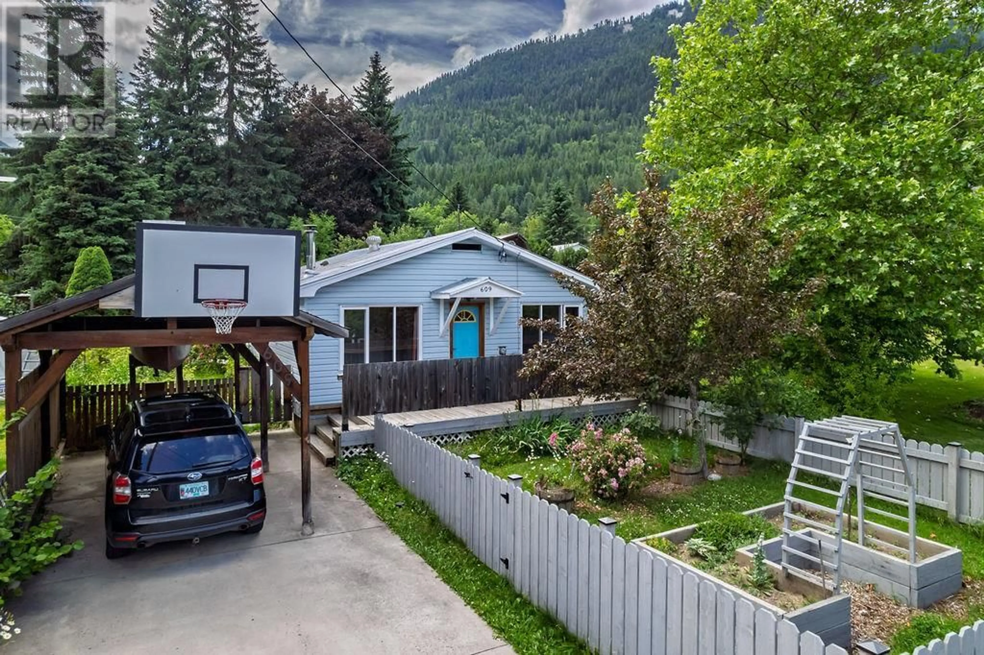 A pic from outside/outdoor area/front of a property/back of a property/a pic from drone, mountain view for 609 JACKSON STREET, Kaslo British Columbia V0G1M0