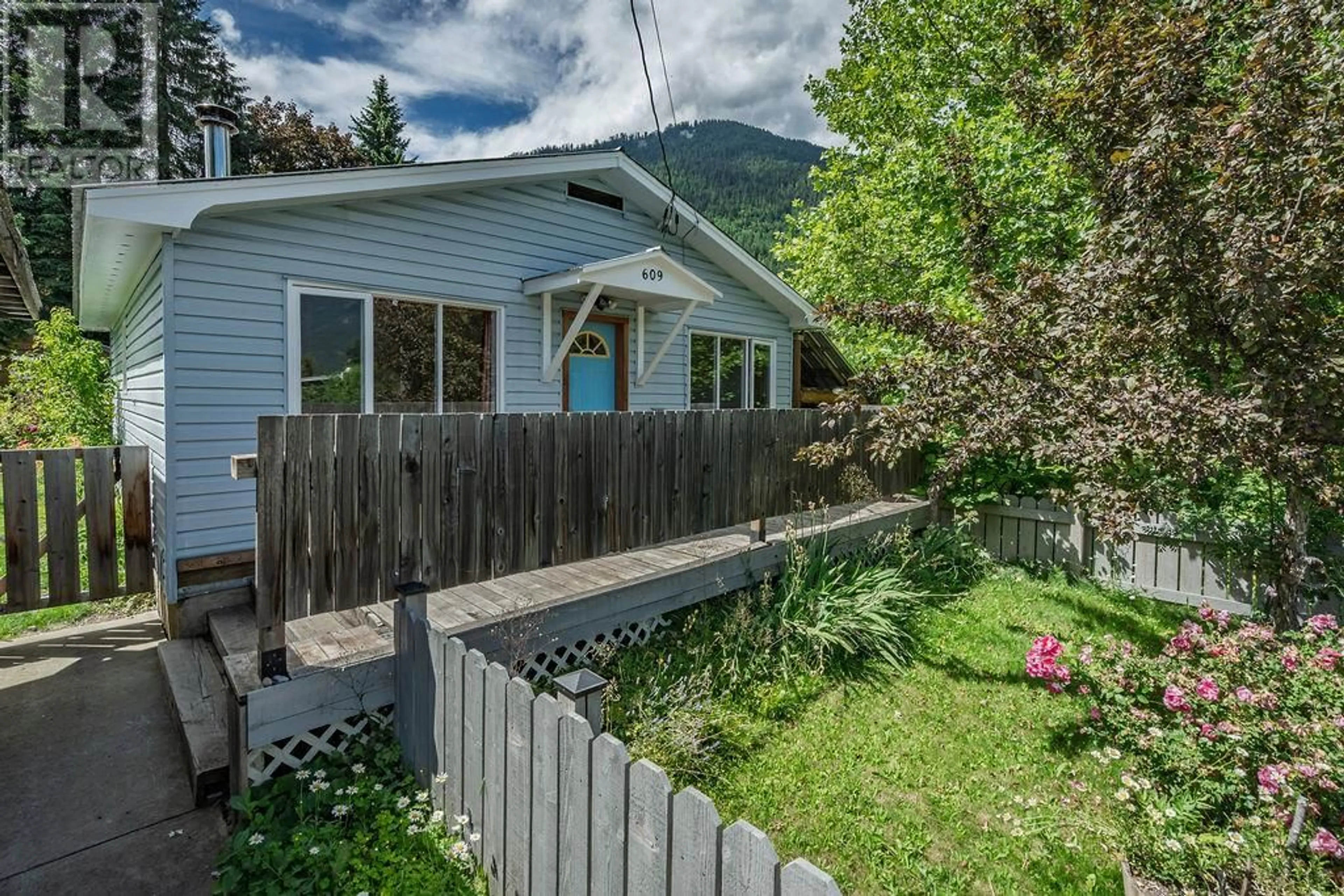 A pic from outside/outdoor area/front of a property/back of a property/a pic from drone, mountain view for 609 JACKSON STREET, Kaslo British Columbia V0G1M0