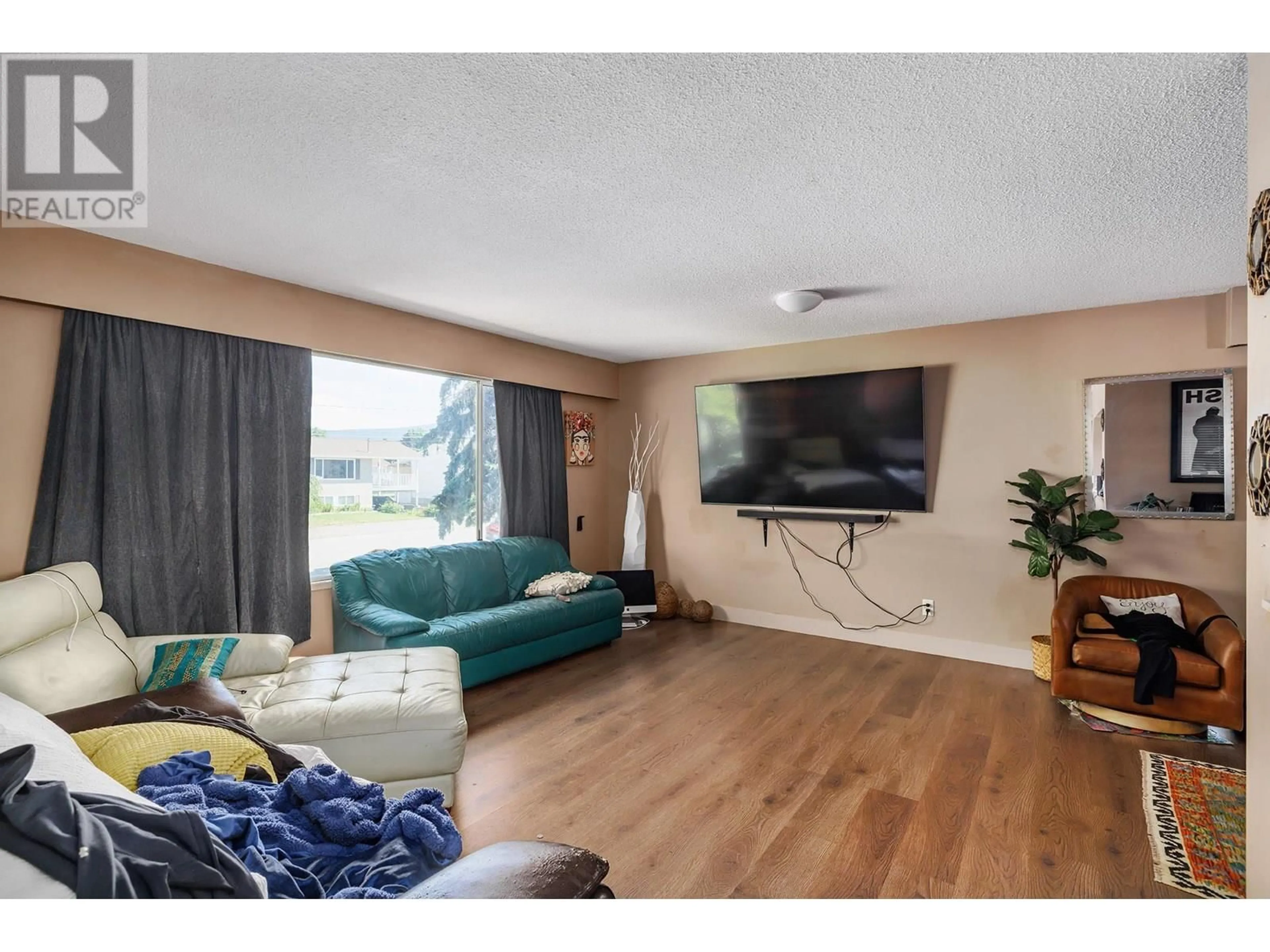 Living room with furniture, wood/laminate floor for 335 DUDGEON ROAD, Kelowna British Columbia V1X2L1