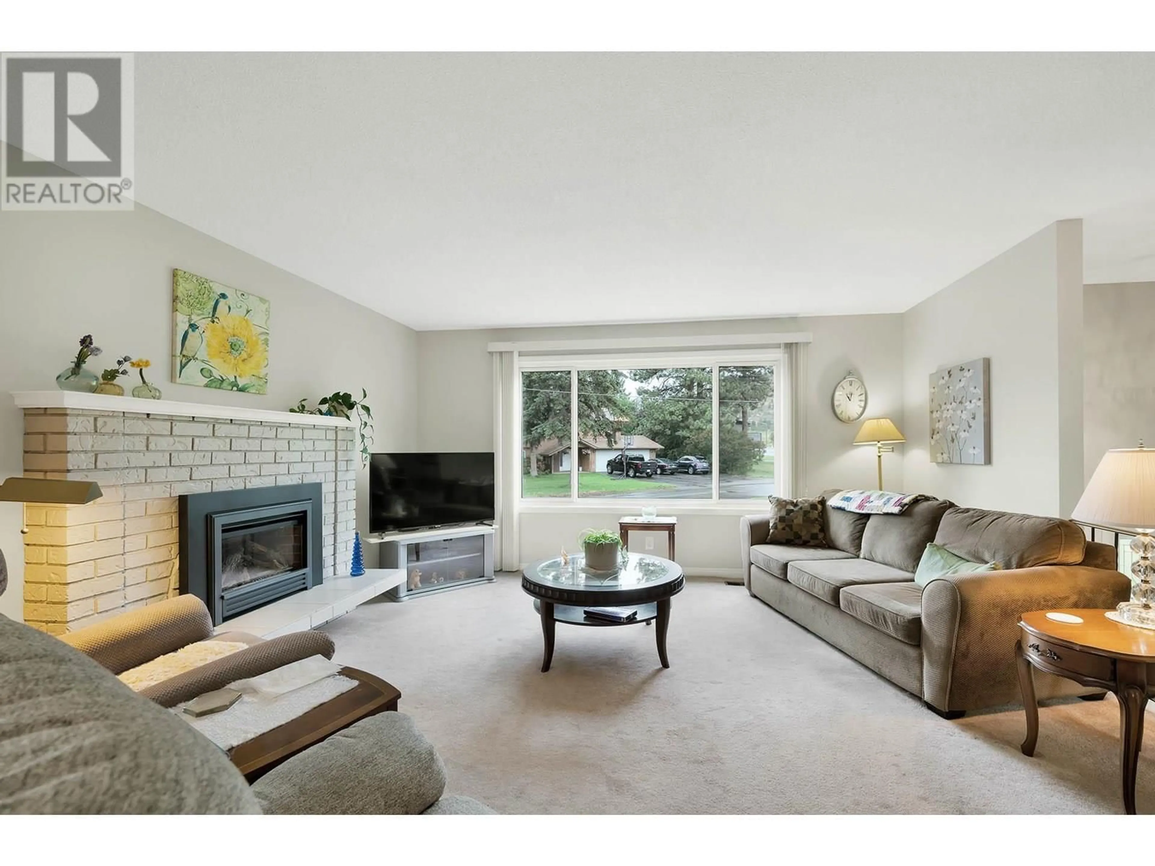 Living room with furniture, unknown for 1751 HILLSIDE DRIVE, Kamloops British Columbia V2E1N4