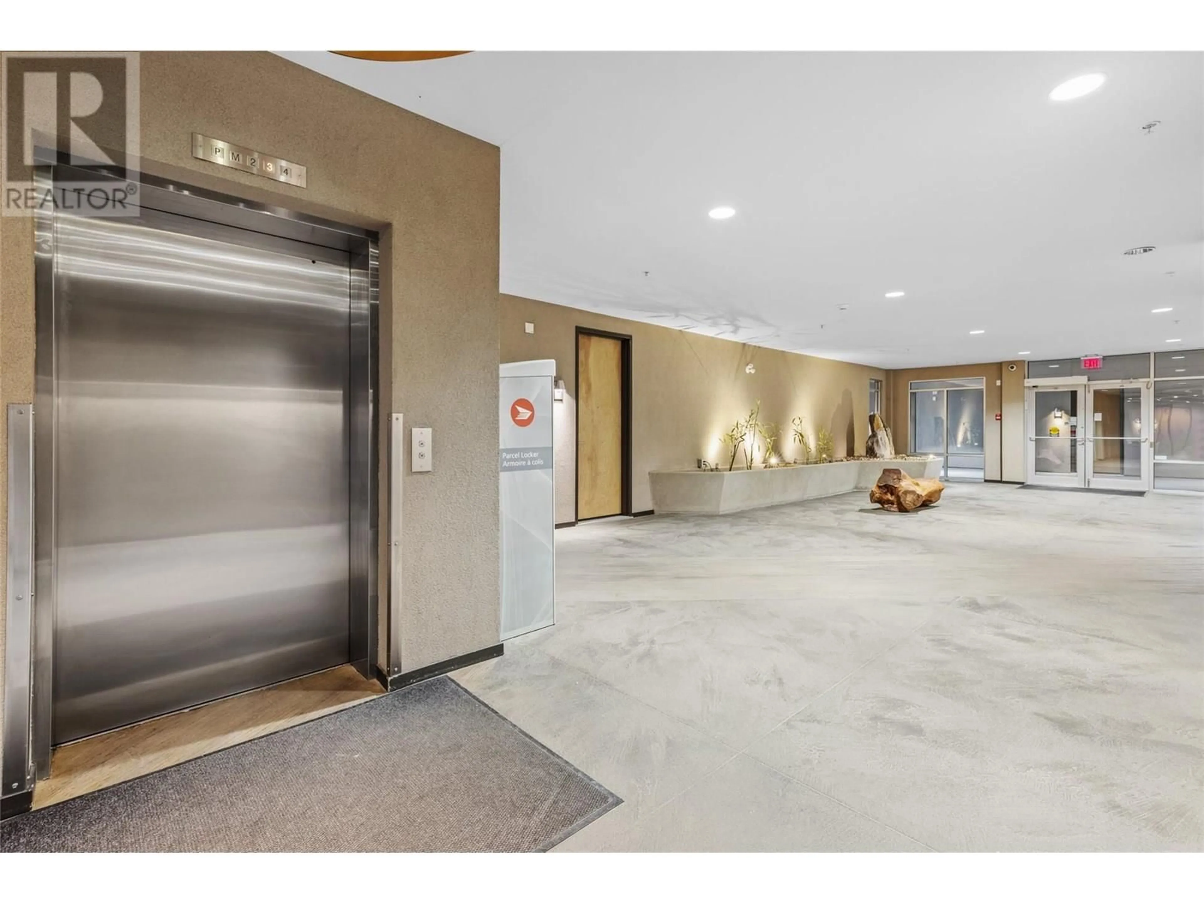 Indoor foyer for 406 - 1495 GRAHAM STREET, Kelowna British Columbia V1Y3B2