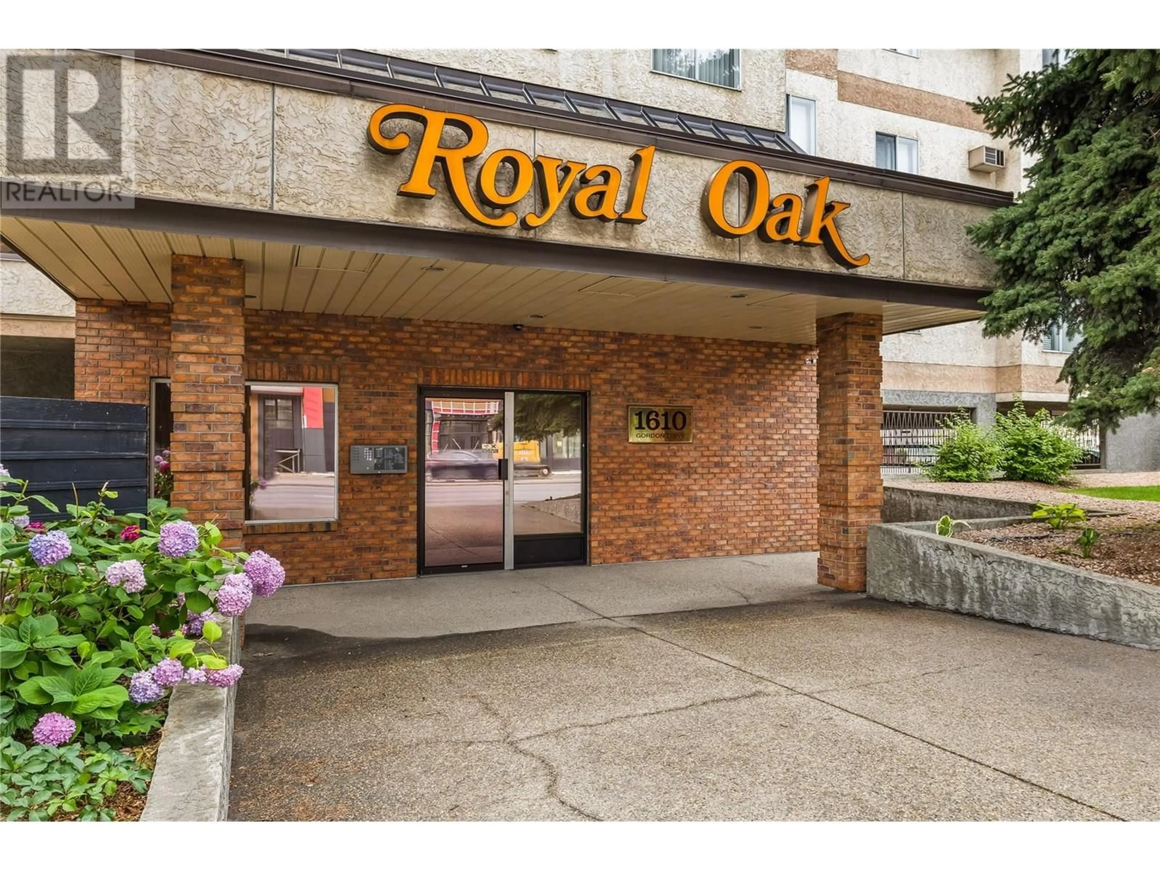 Indoor foyer for 207 - 1610 GORDON DRIVE, Kelowna British Columbia V1Y3G9
