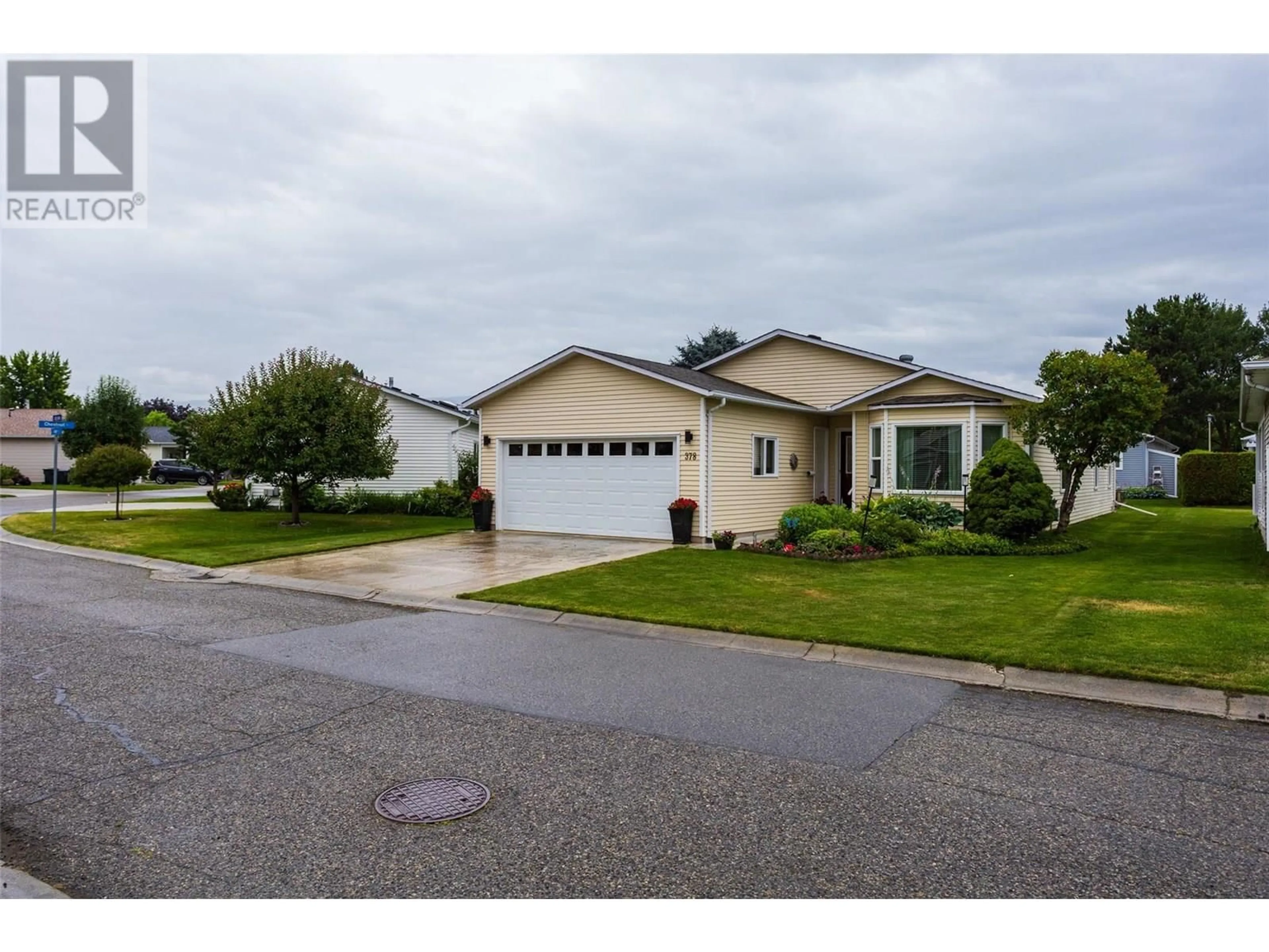 Home with vinyl exterior material, street for 378 - 1260 RAYMER AVENUE, Kelowna British Columbia V1W3S8
