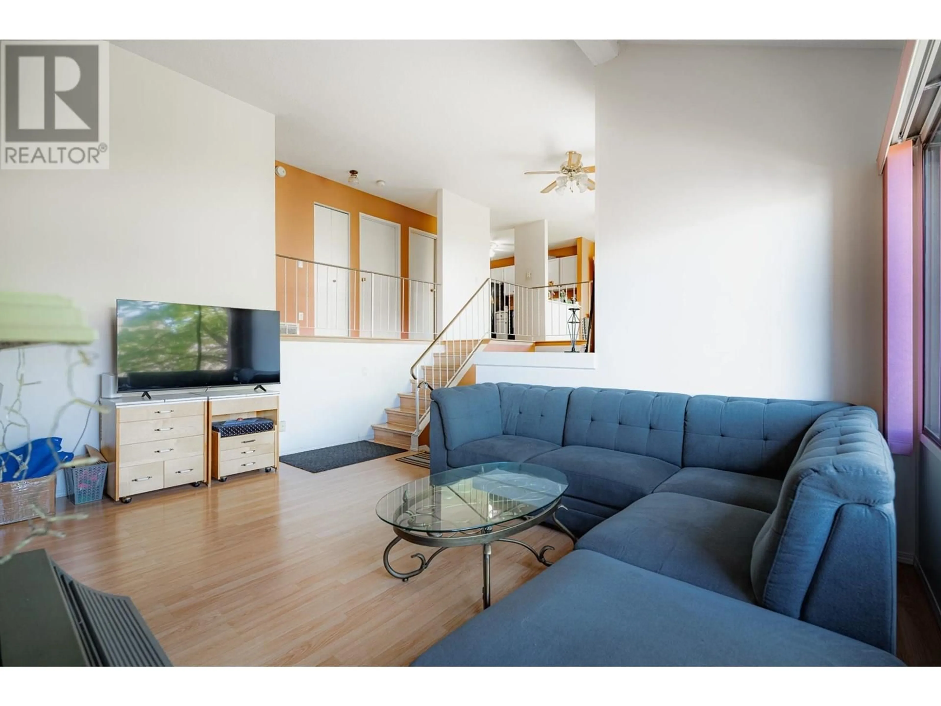 Living room with furniture, wood/laminate floor for 18 - 1155 HUGH ALLAN DRIVE, Kamloops British Columbia V1S1B4