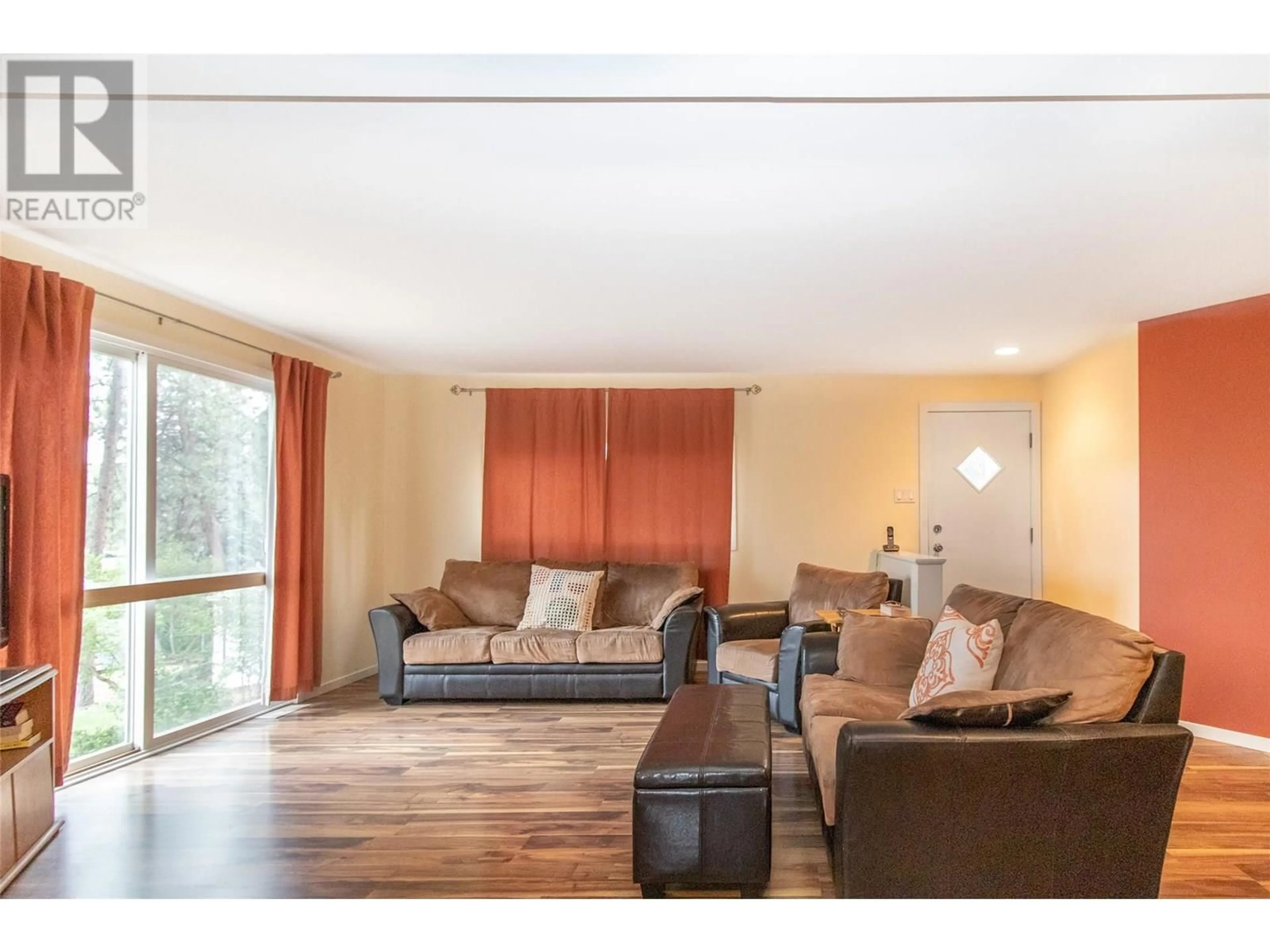 Living room with furniture, wood/laminate floor for 115 - 1999 97 HIGHWAY SOUTH, Kelowna British Columbia V1Z1B2
