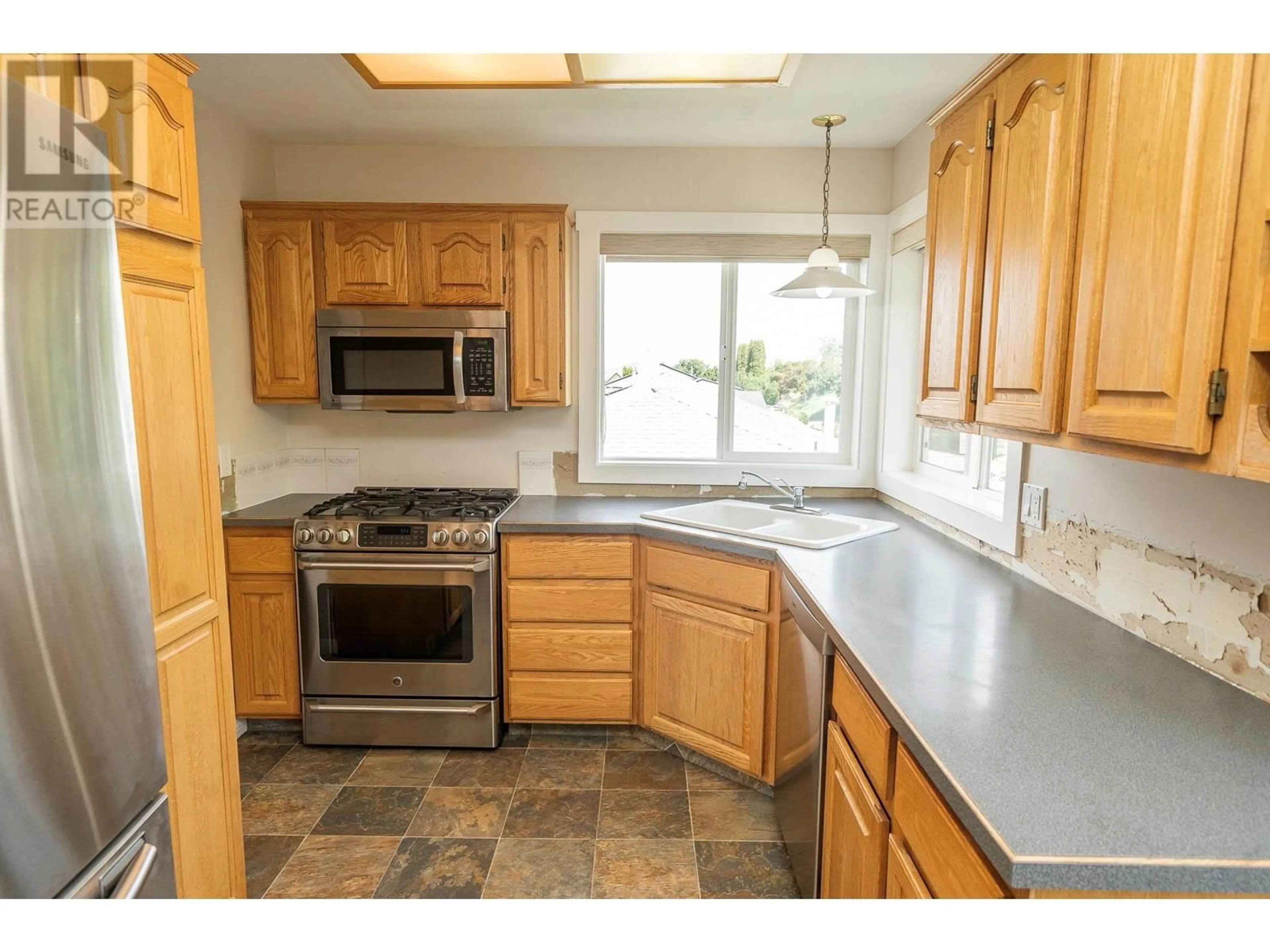 Standard kitchen, unknown for 995 SUTCLIFFE COURT, Kelowna British Columbia V1P1B6