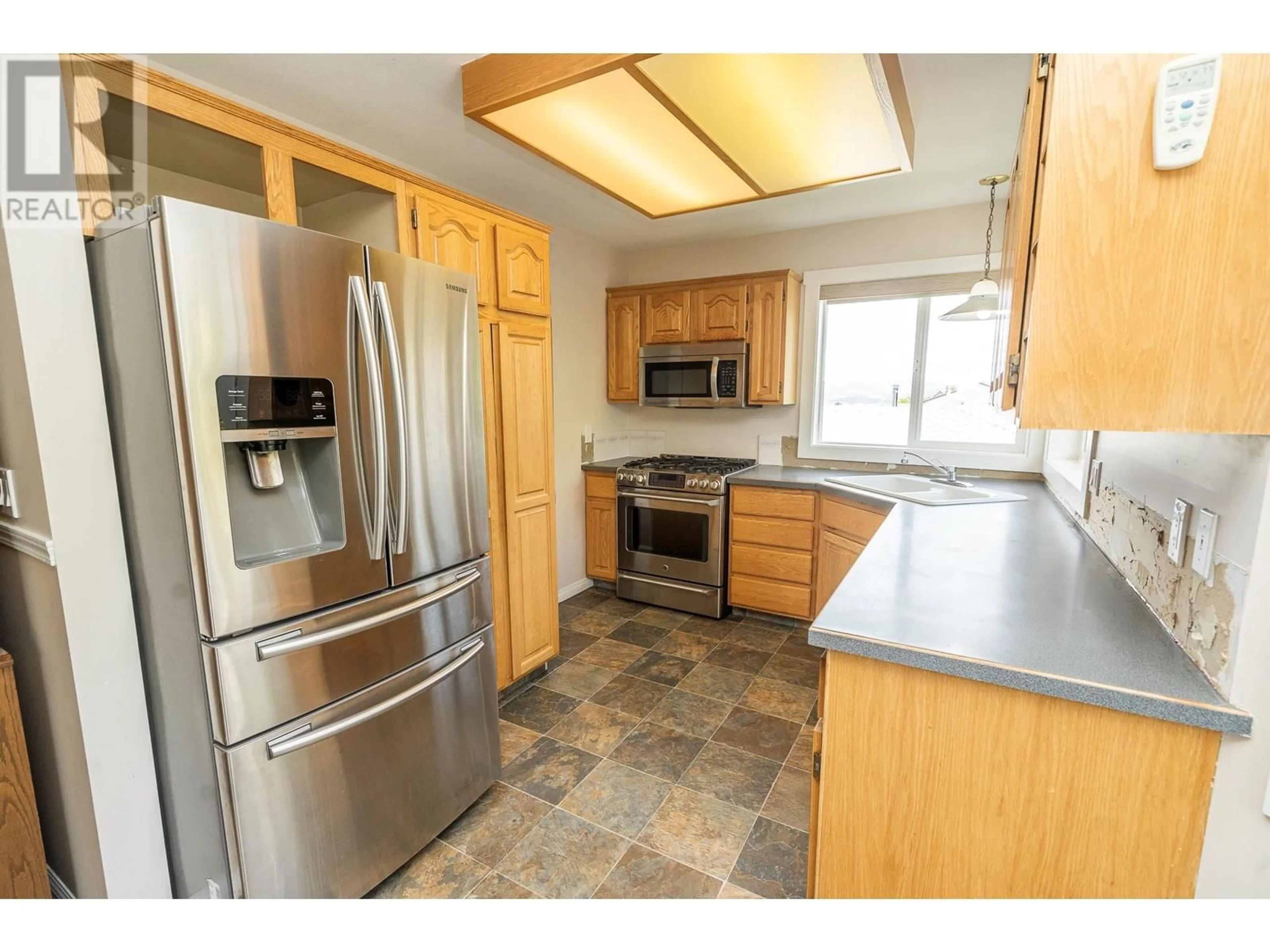 Standard kitchen, unknown for 995 SUTCLIFFE COURT, Kelowna British Columbia V1P1B6