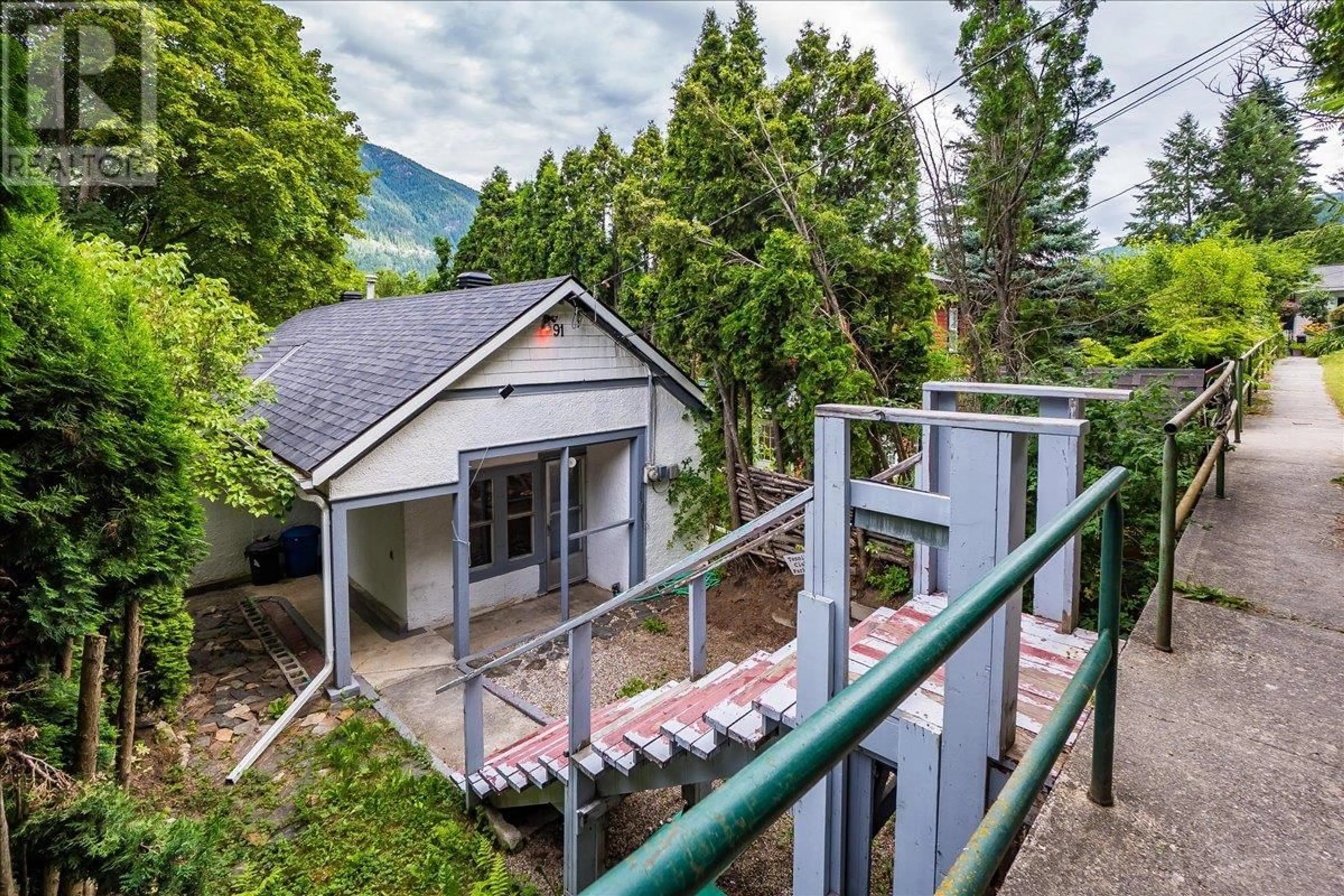 A pic from outside/outdoor area/front of a property/back of a property/a pic from drone, mountain view for 91 HIGH STREET, Nelson British Columbia V1L3Z5