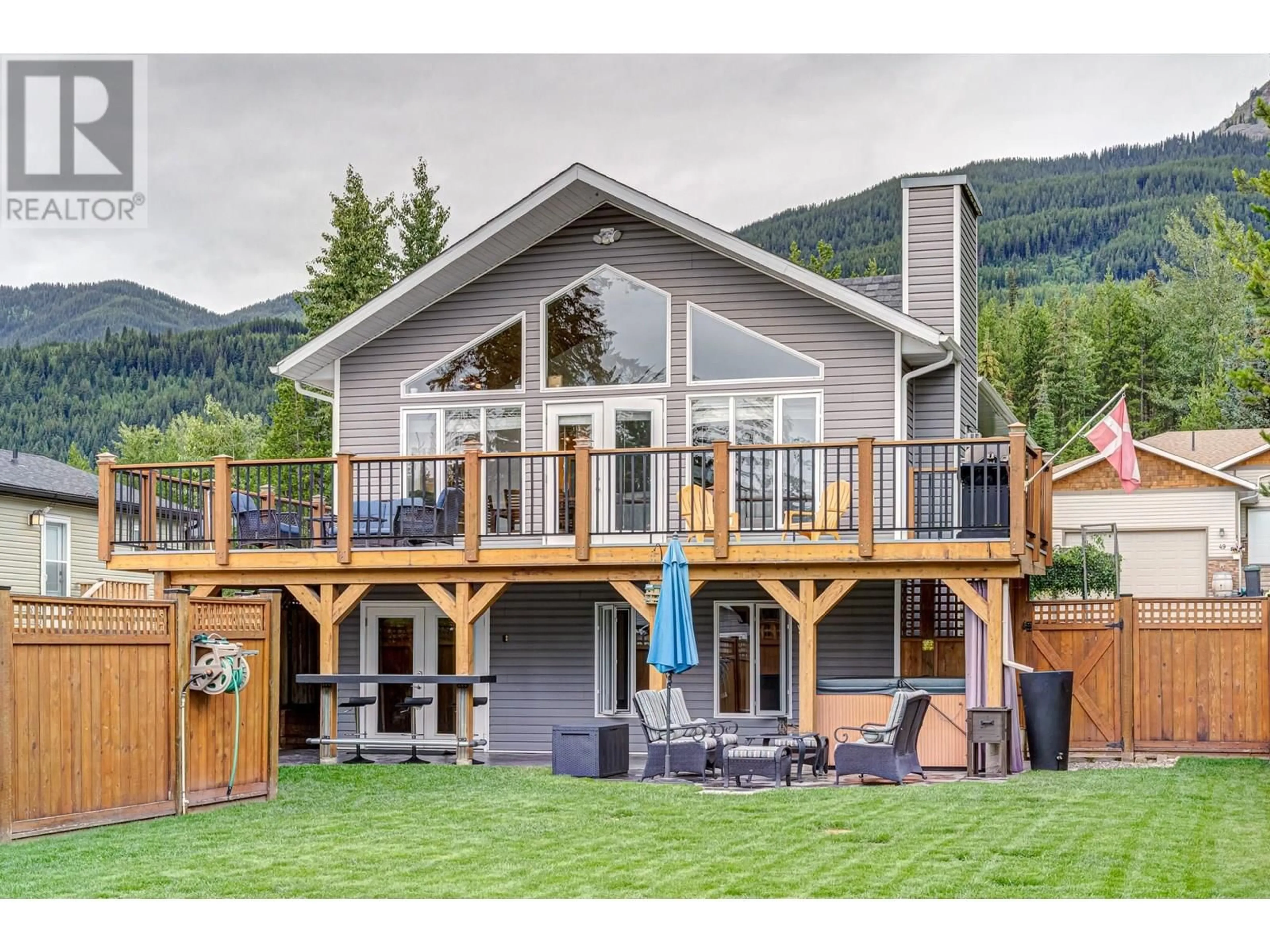 Home with vinyl exterior material, mountain view for 48 DARBY CRESCENT, Elkford British Columbia V0B1H0