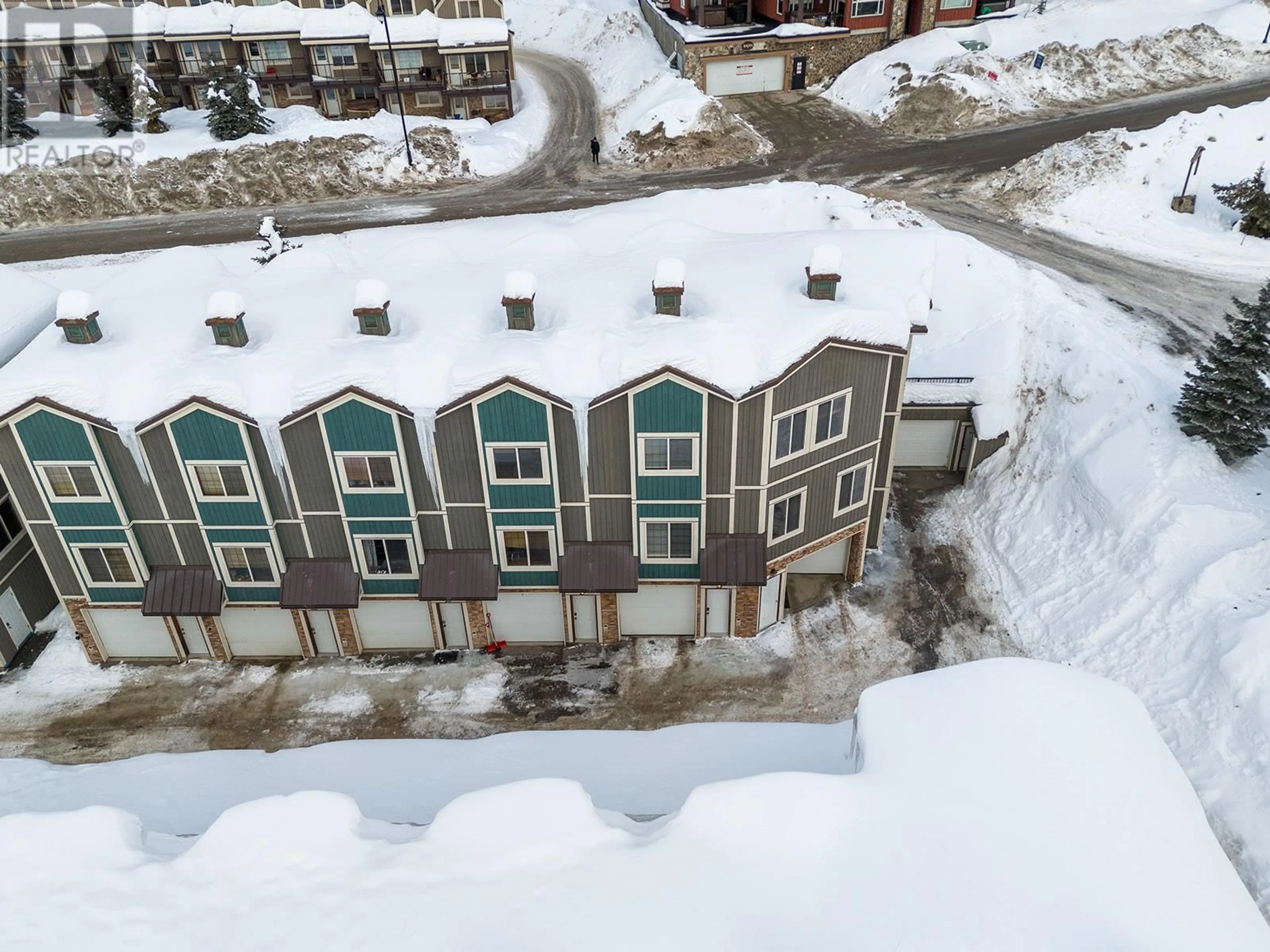 A pic from outside/outdoor area/front of a property/back of a property/a pic from drone, building for 28 - 5015 SNOWBIRD WAY, Big White British Columbia V1P1P3