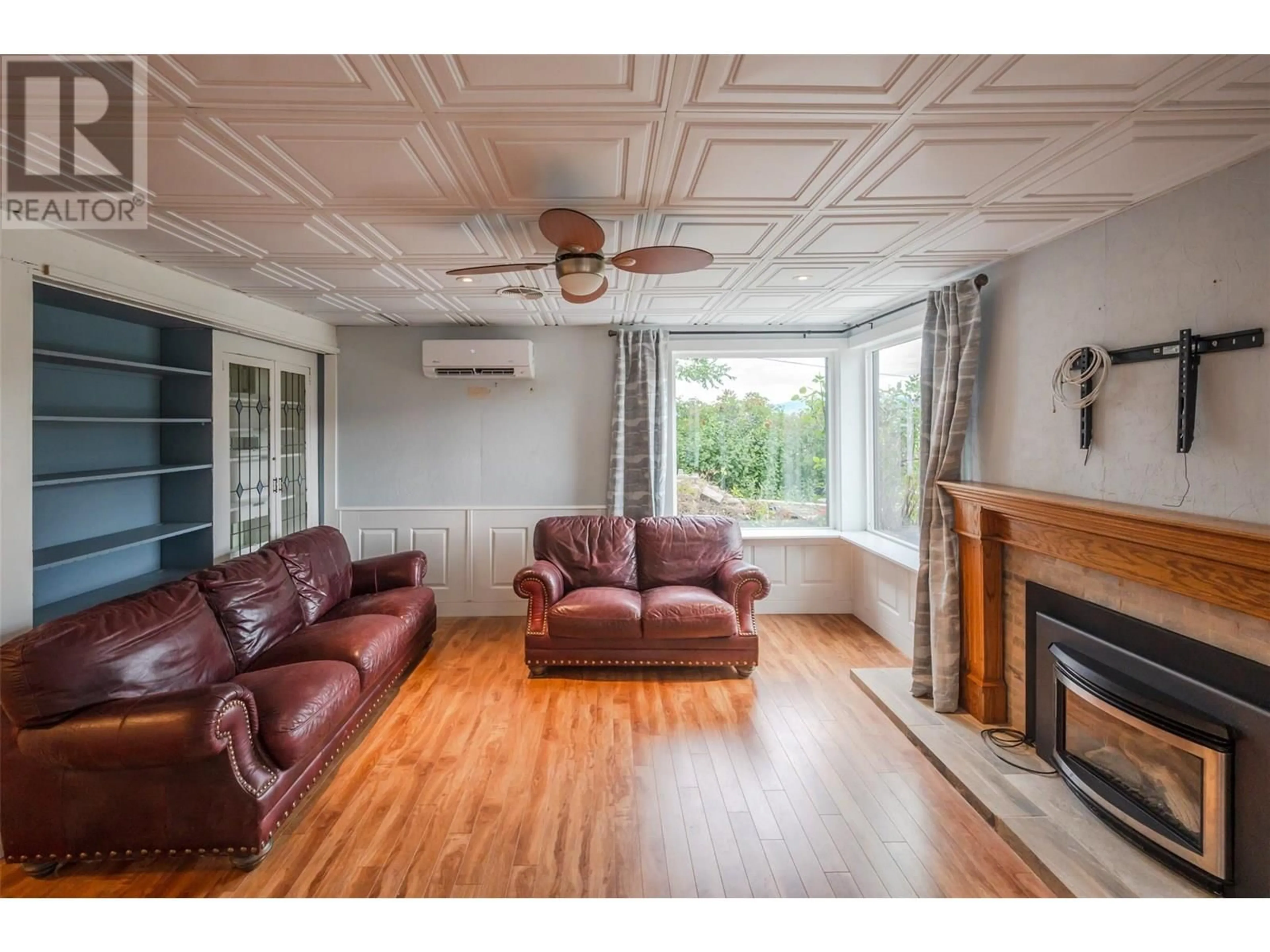 Living room with furniture, wood/laminate floor for 100 LARCH AVENUE, Kaleden British Columbia V0H1K0