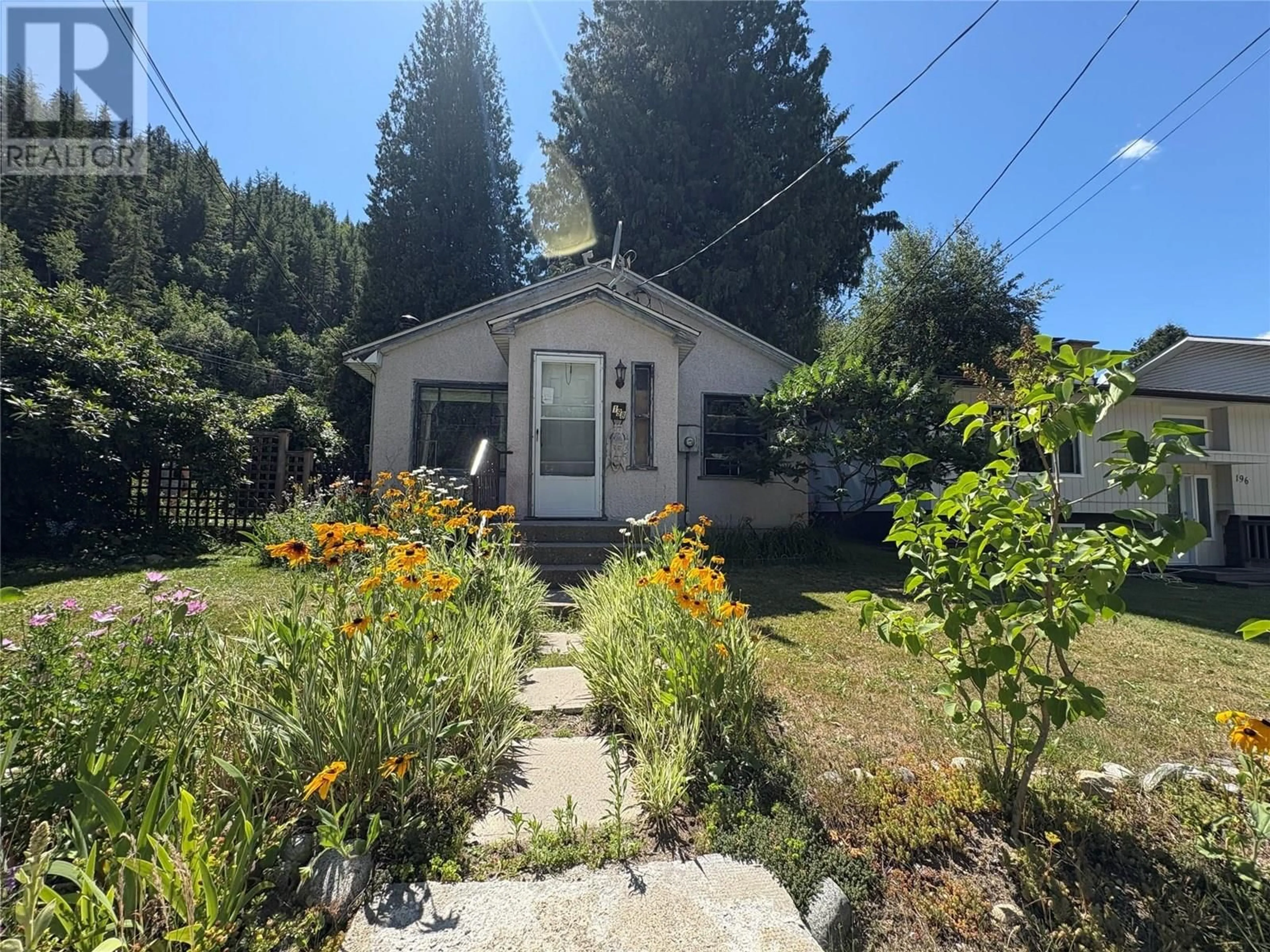A pic from outside/outdoor area/front of a property/back of a property/a pic from drone, street for 198 LAKEVIEW STREET, Castlegar British Columbia V1N1B8