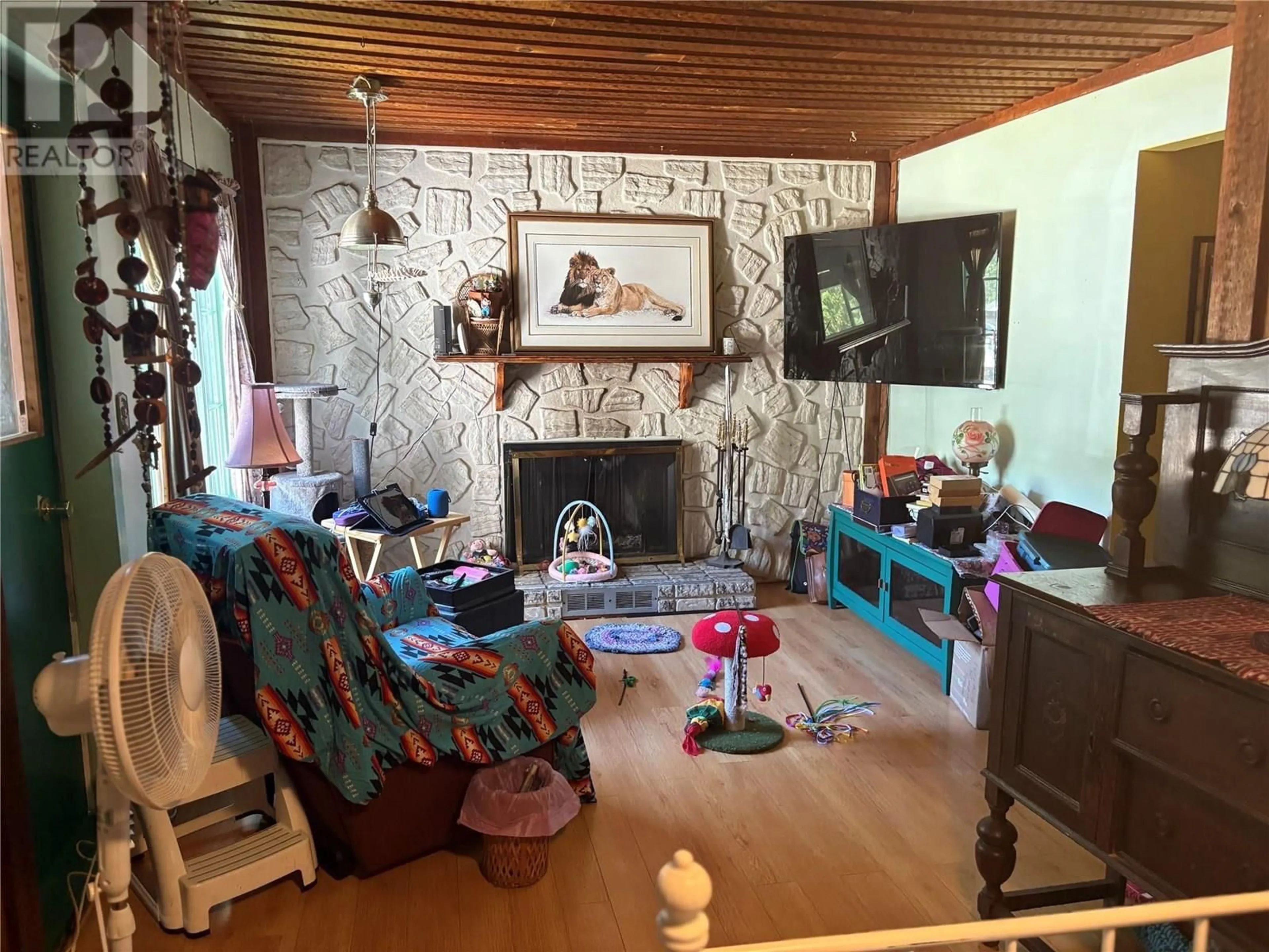 Living room with furniture, unknown for 198 LAKEVIEW STREET, Castlegar British Columbia V1N1B8