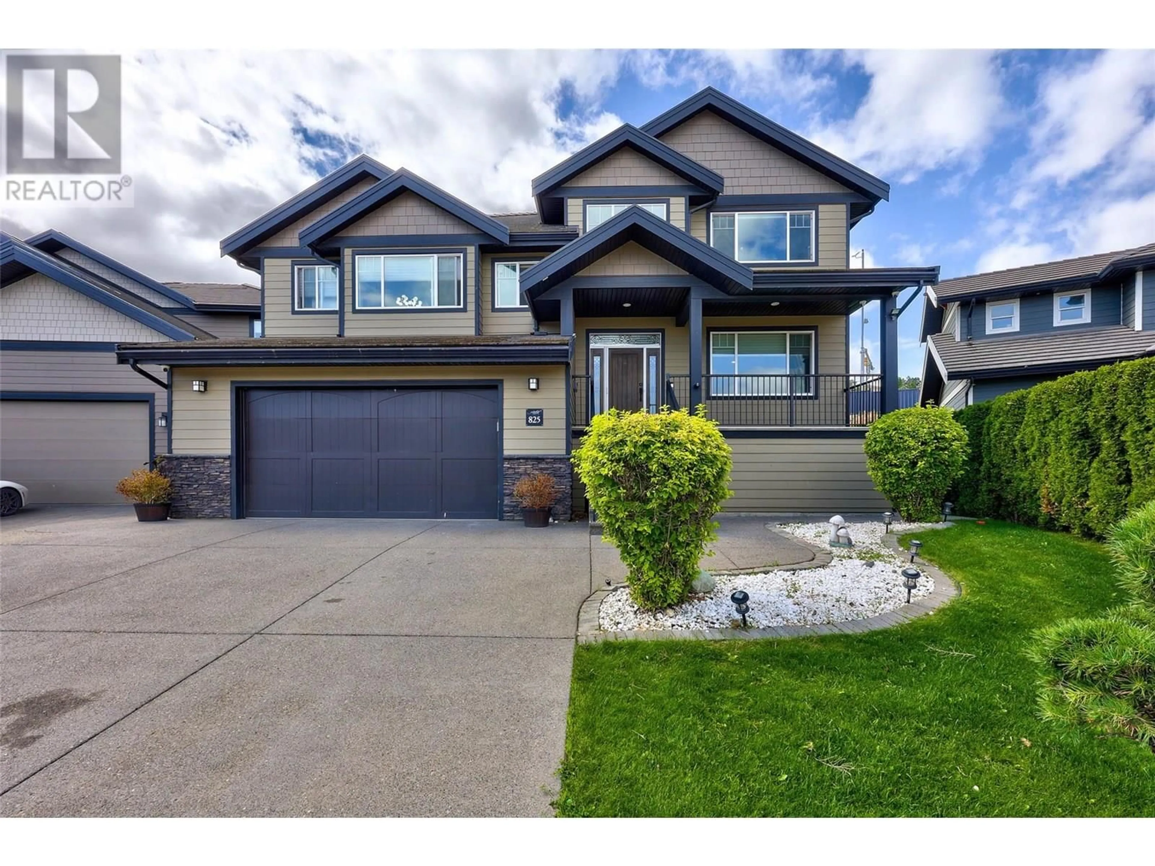 Home with vinyl exterior material, street for 825 FERNIE COURT, Kamloops British Columbia V2C0A7