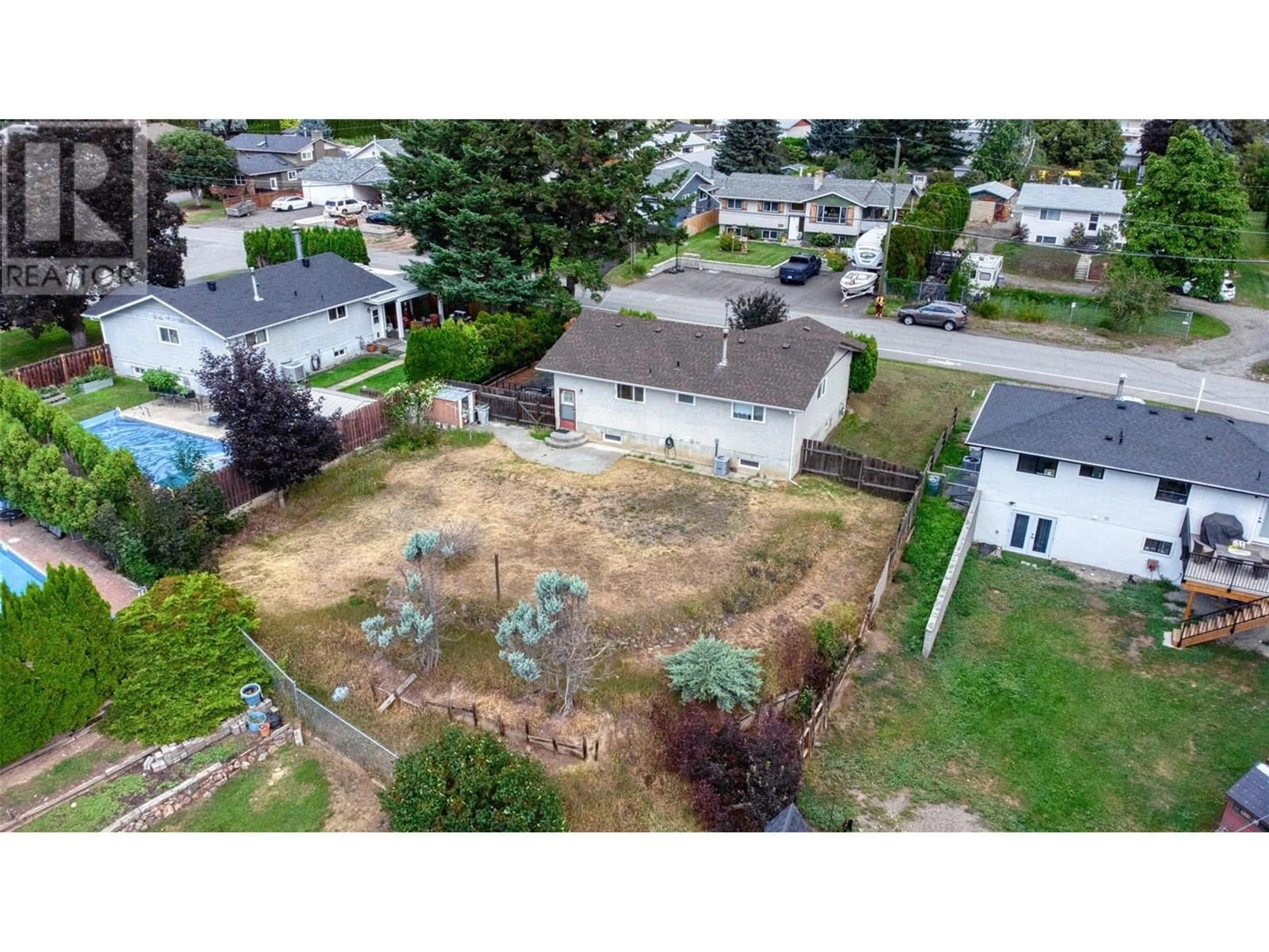 A pic from outside/outdoor area/front of a property/back of a property/a pic from drone, street for 725 FRANKLIN ROAD, Kamloops British Columbia V2B6G5