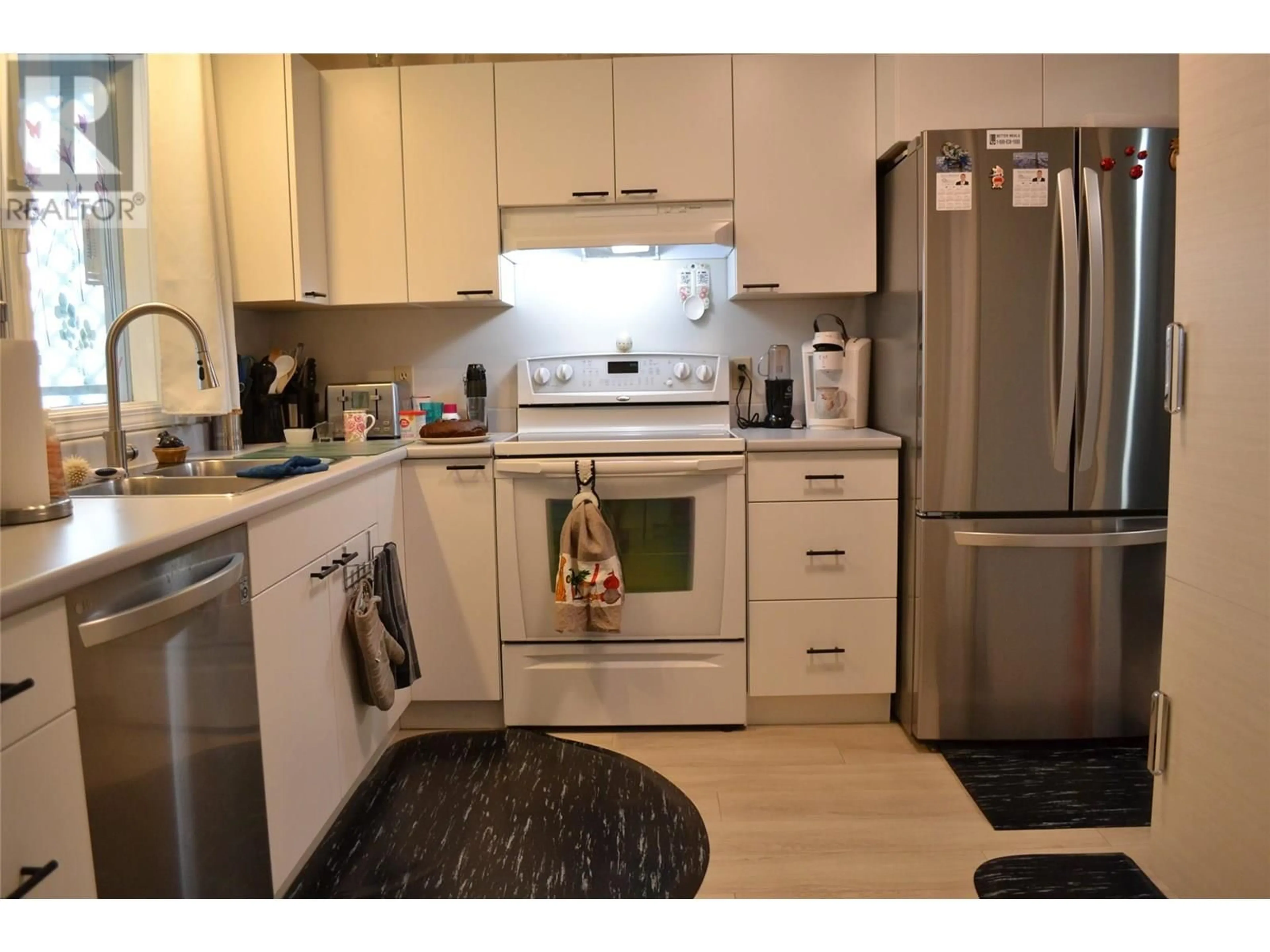 Standard kitchen, wood/laminate floor for 15 - 3900 27 AVENUE, Vernon British Columbia V1T9E6