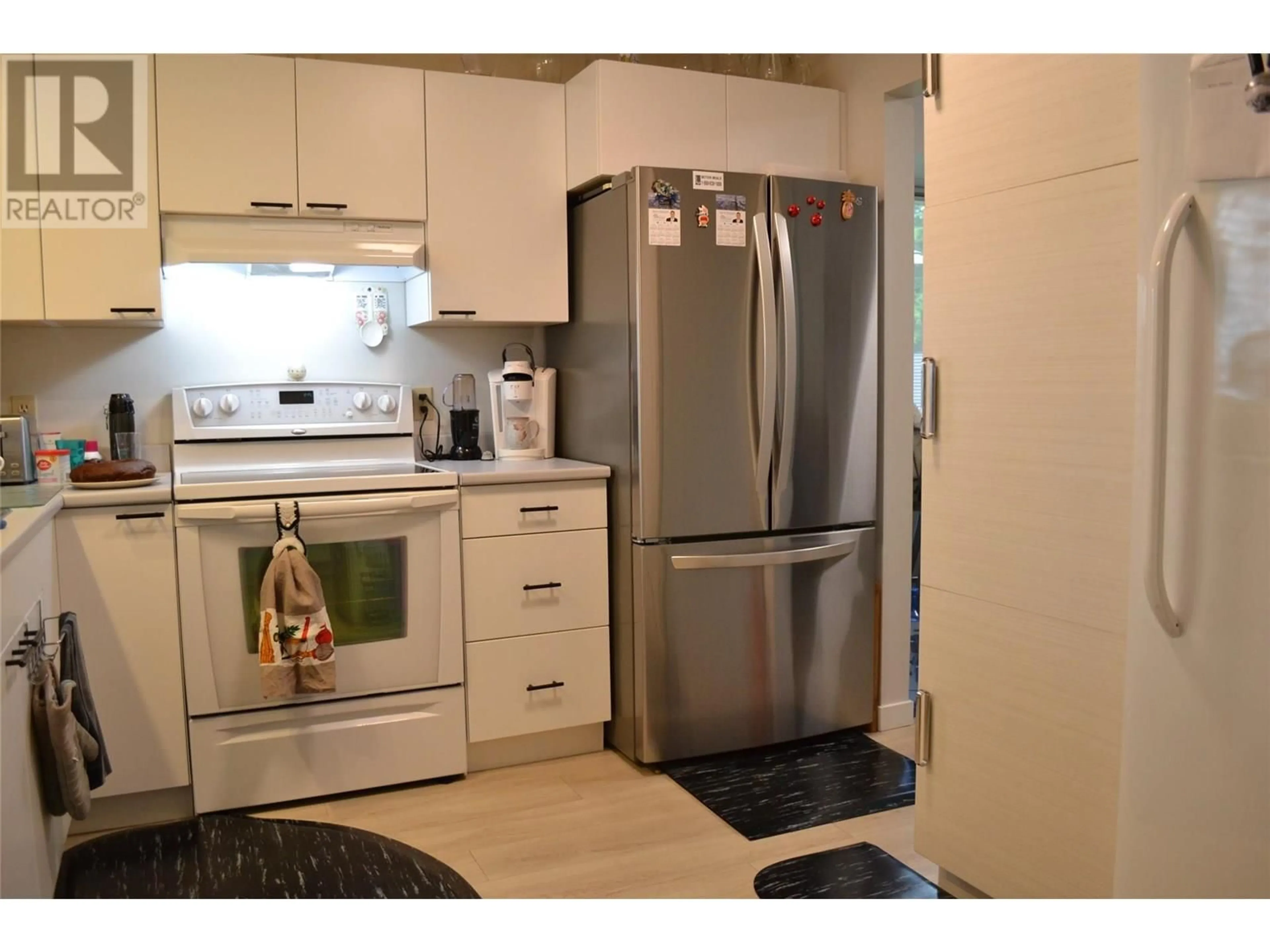 Standard kitchen, wood/laminate floor for 15 - 3900 27 AVENUE, Vernon British Columbia V1T9E6