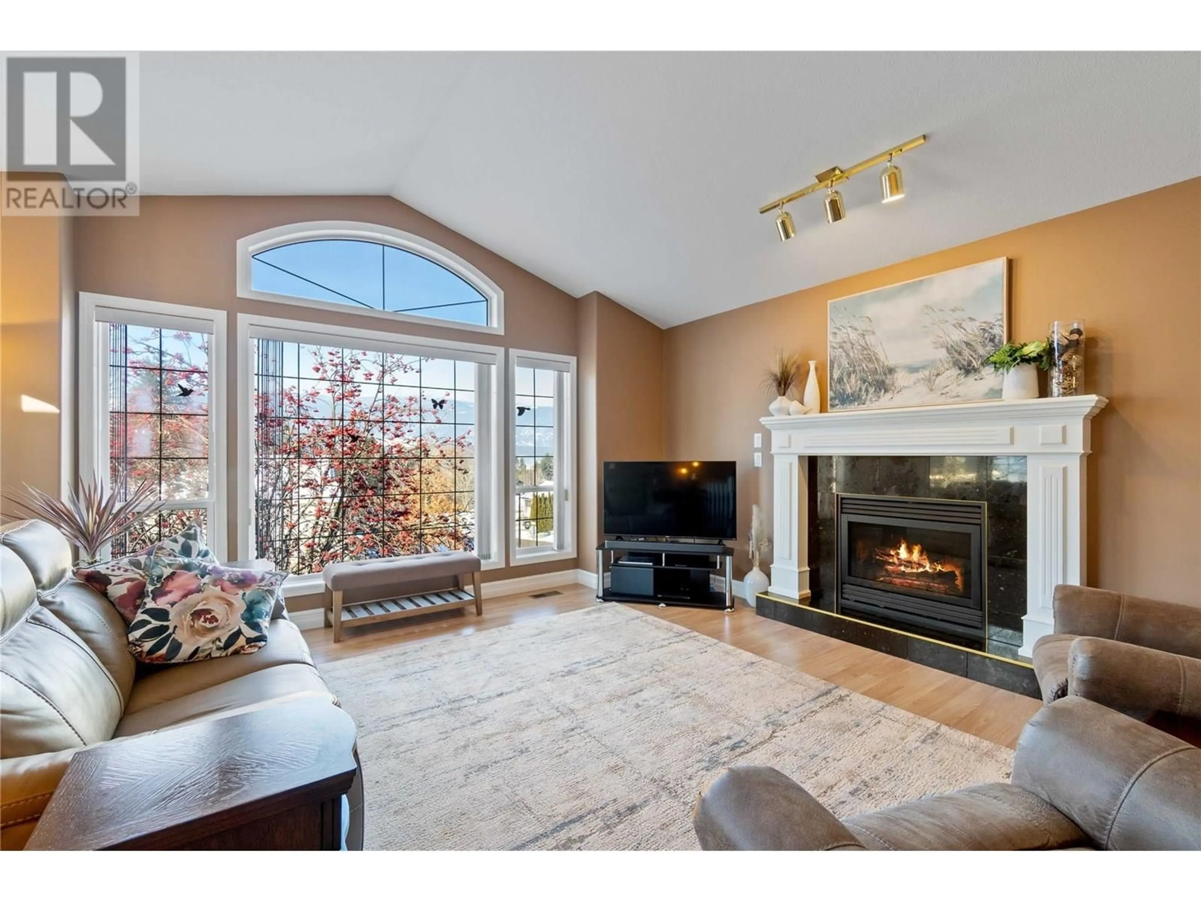 Living room with furniture, unknown for 450 17 STREET SOUTHEAST, Salmon Arm British Columbia V1E1R7