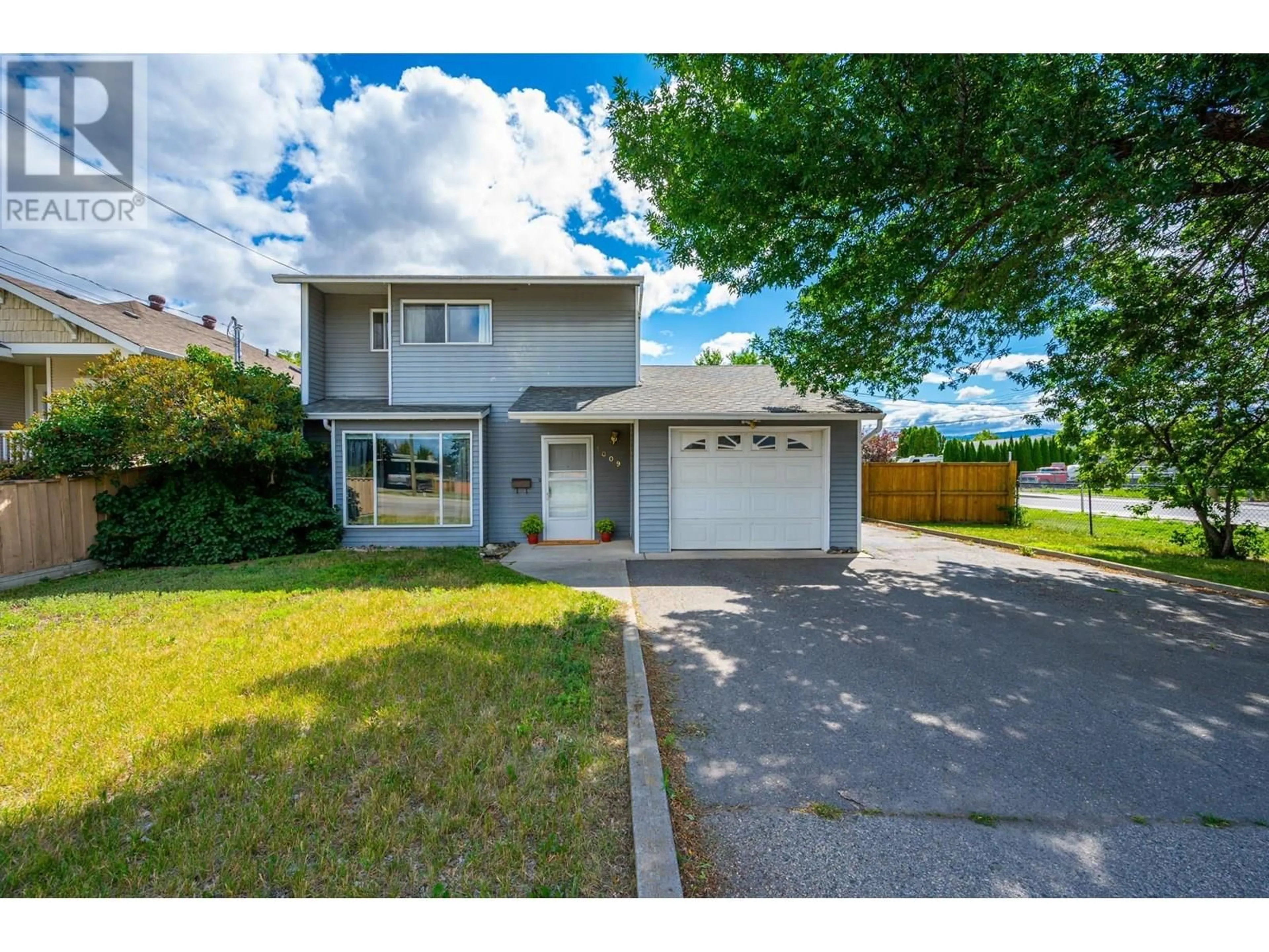 A pic from outside/outdoor area/front of a property/back of a property/a pic from drone, street for 1009 SOUTHILL STREET, Kamloops British Columbia V2B5M4