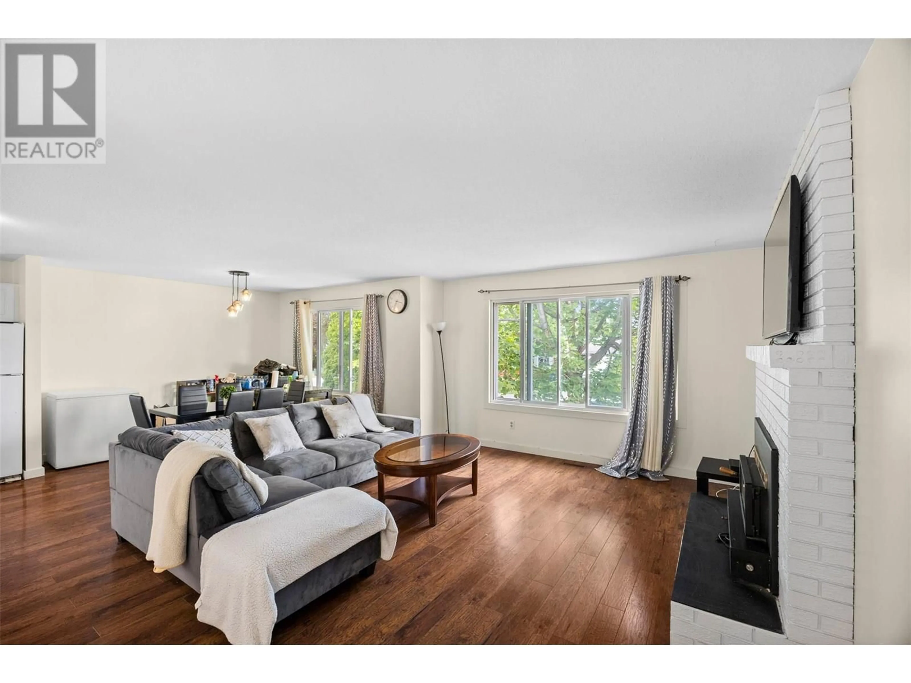 Living room with furniture, wood/laminate floor for 571 GARIBALDI DRIVE, Kamloops British Columbia V2E2A9