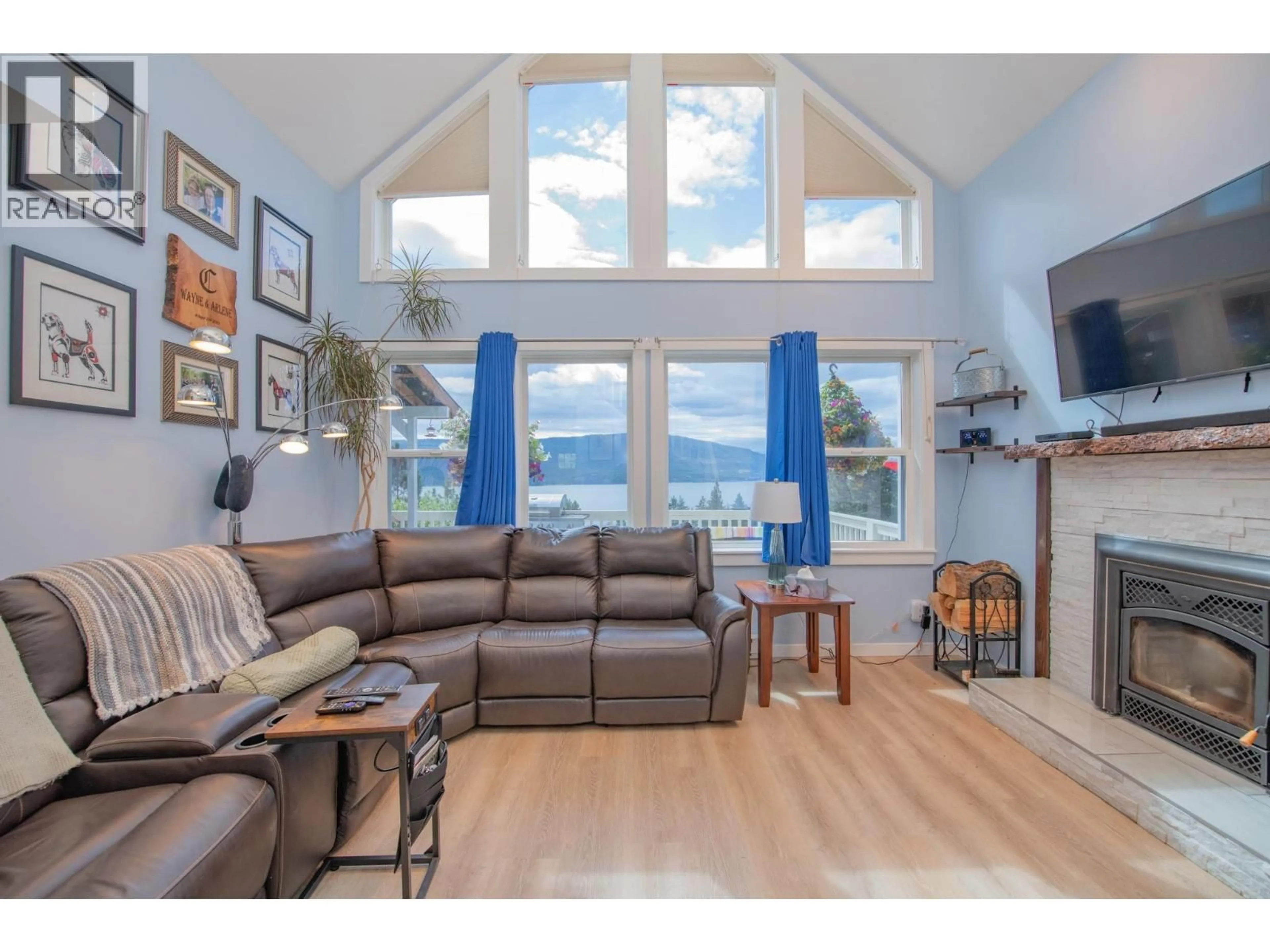 Living room with furniture, wood/laminate floor for 10351 WESTSHORE ROAD, Vernon British Columbia V1H2B1