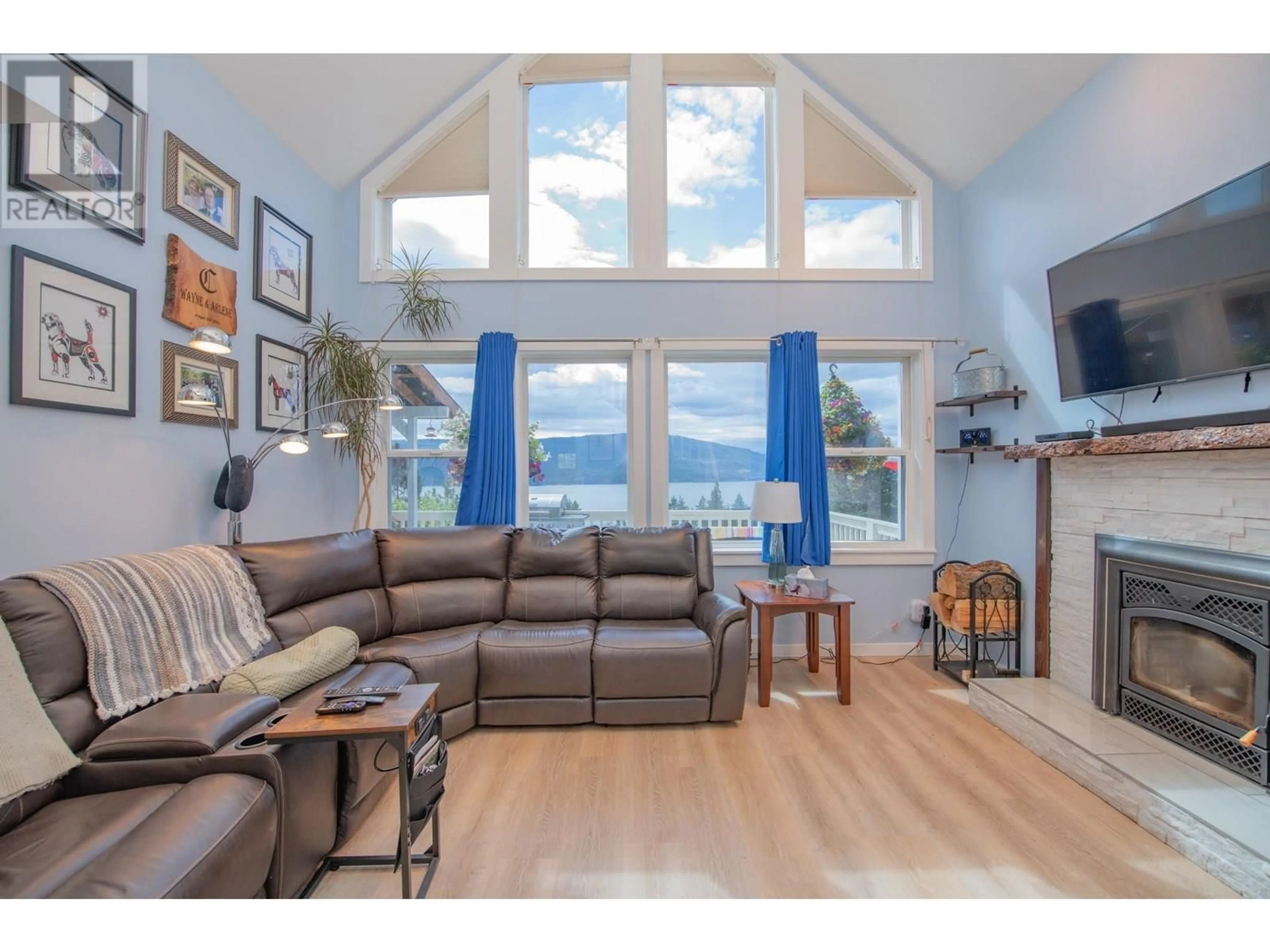 Living room with furniture, wood/laminate floor for 10351 WESTSHORE ROAD, Vernon British Columbia V1H2B1