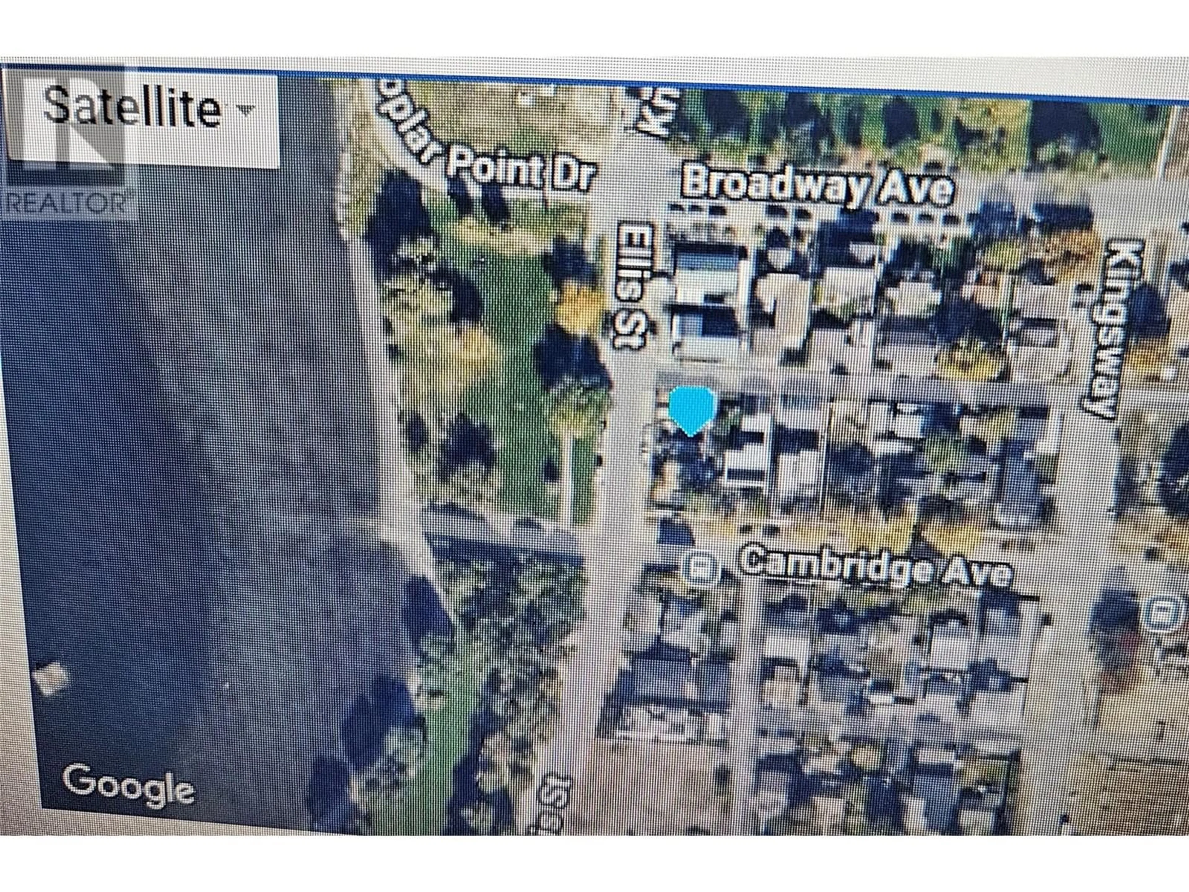 A pic from outside/outdoor area/front of a property/back of a property/a pic from drone, street for 512 CAMBRIDGE AVENUE, Kelowna British Columbia V1Y7M3
