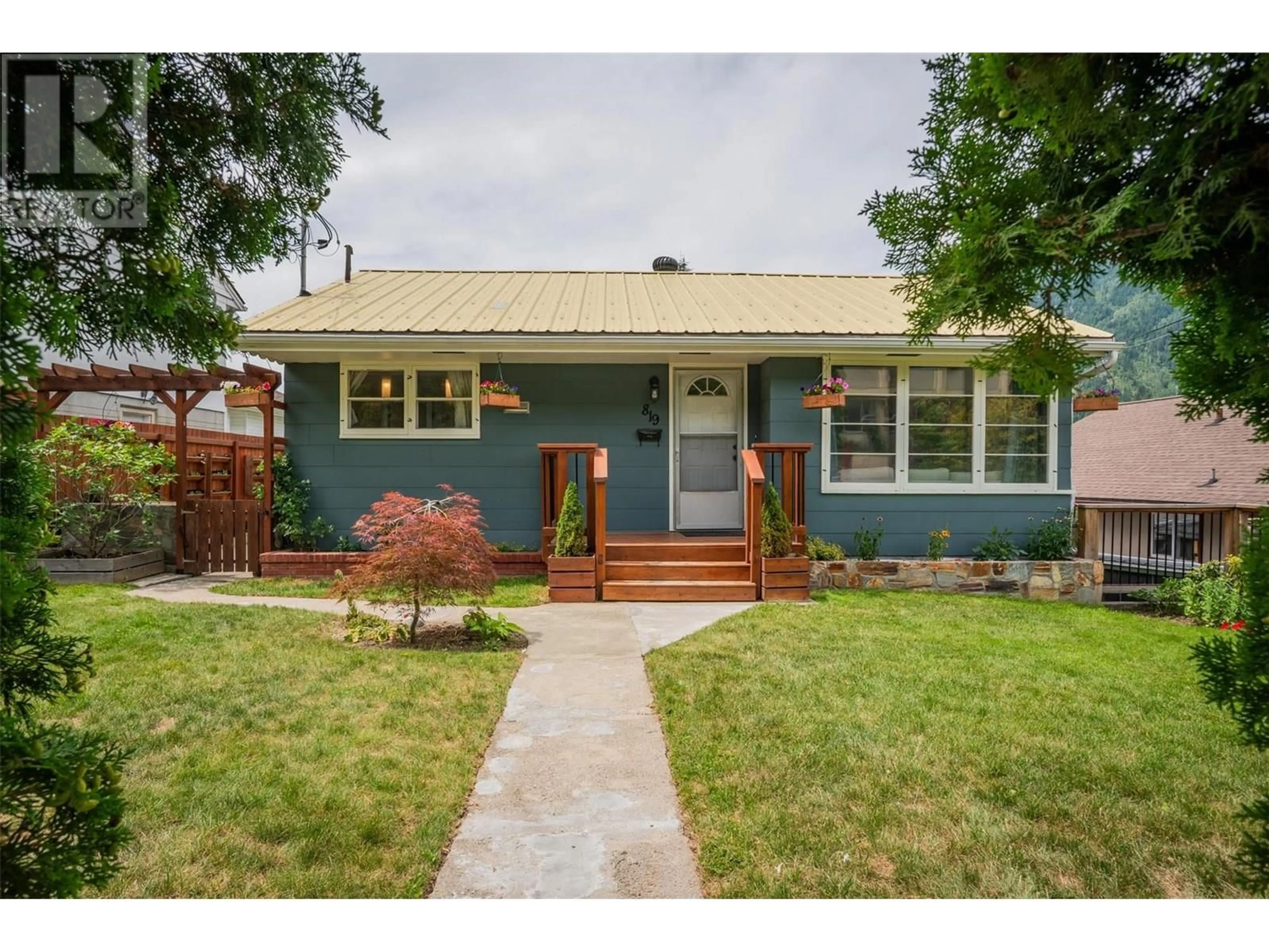 Home with vinyl exterior material, street for 819 TENTH STREET, Nelson British Columbia V1L3C6