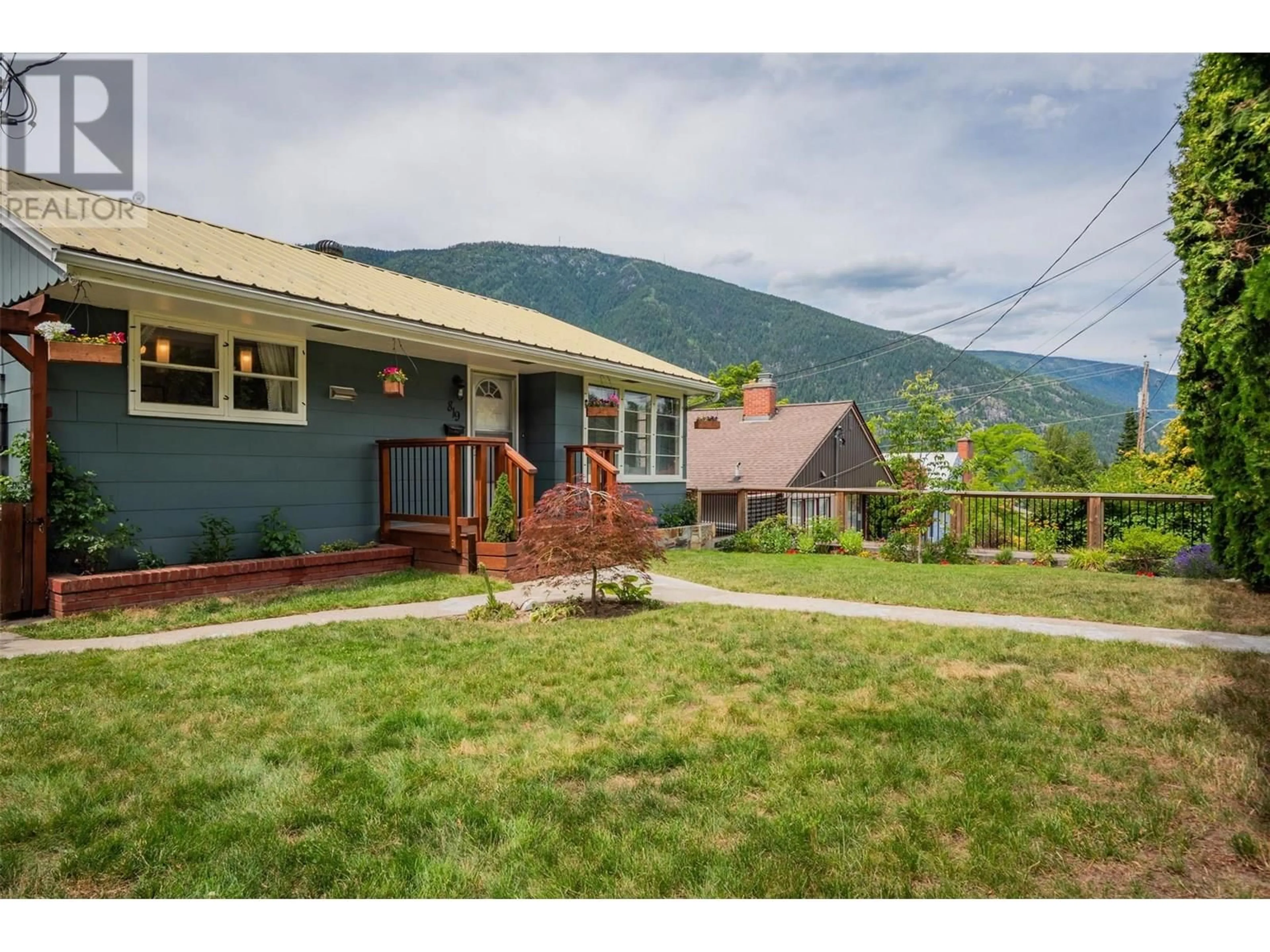 A pic from outside/outdoor area/front of a property/back of a property/a pic from drone, mountain view for 819 TENTH STREET, Nelson British Columbia V1L3C6