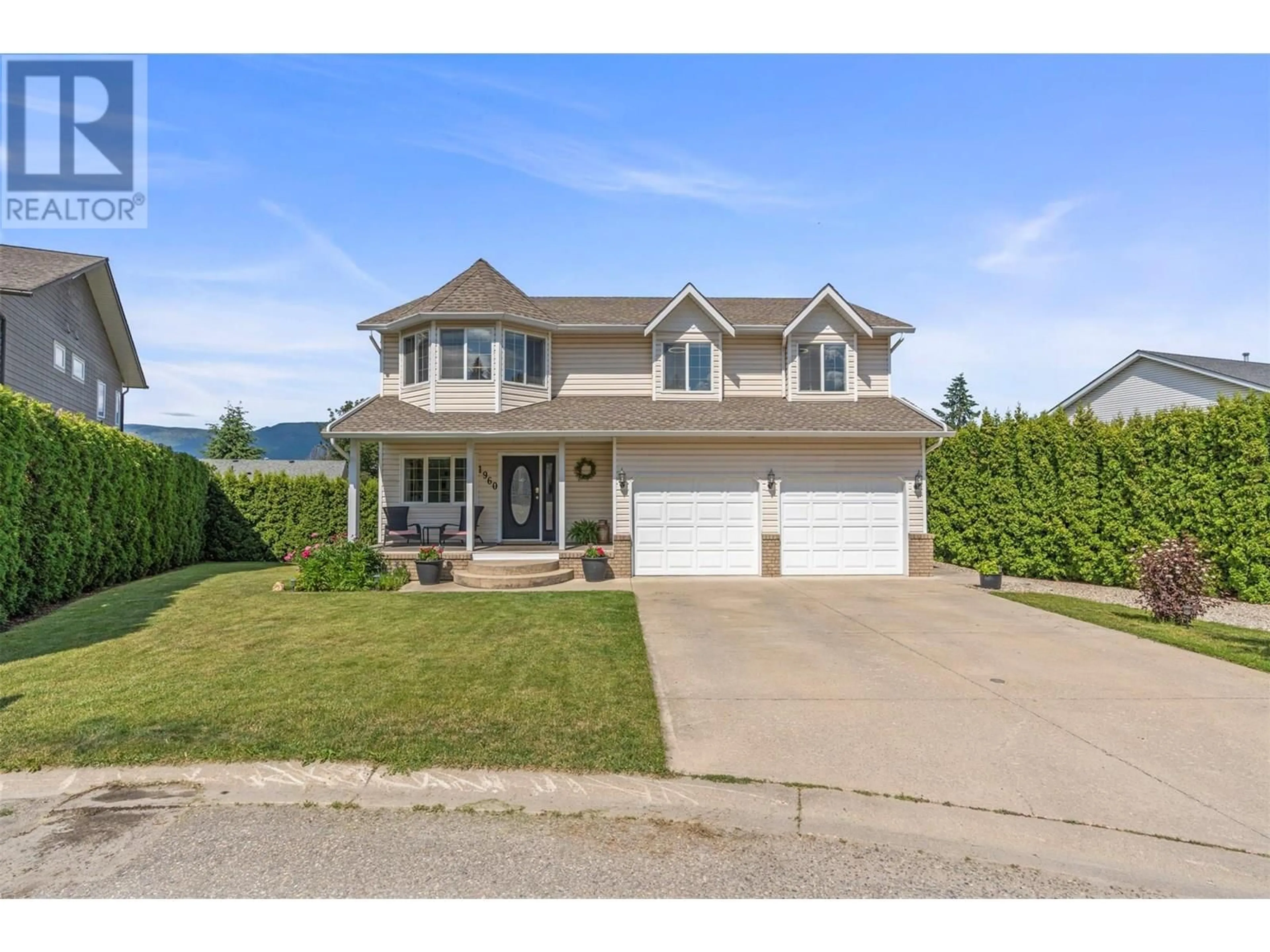 Home with vinyl exterior material, street for 1960 2 AVENUE NORTHEAST, Salmon Arm British Columbia V1E1M3