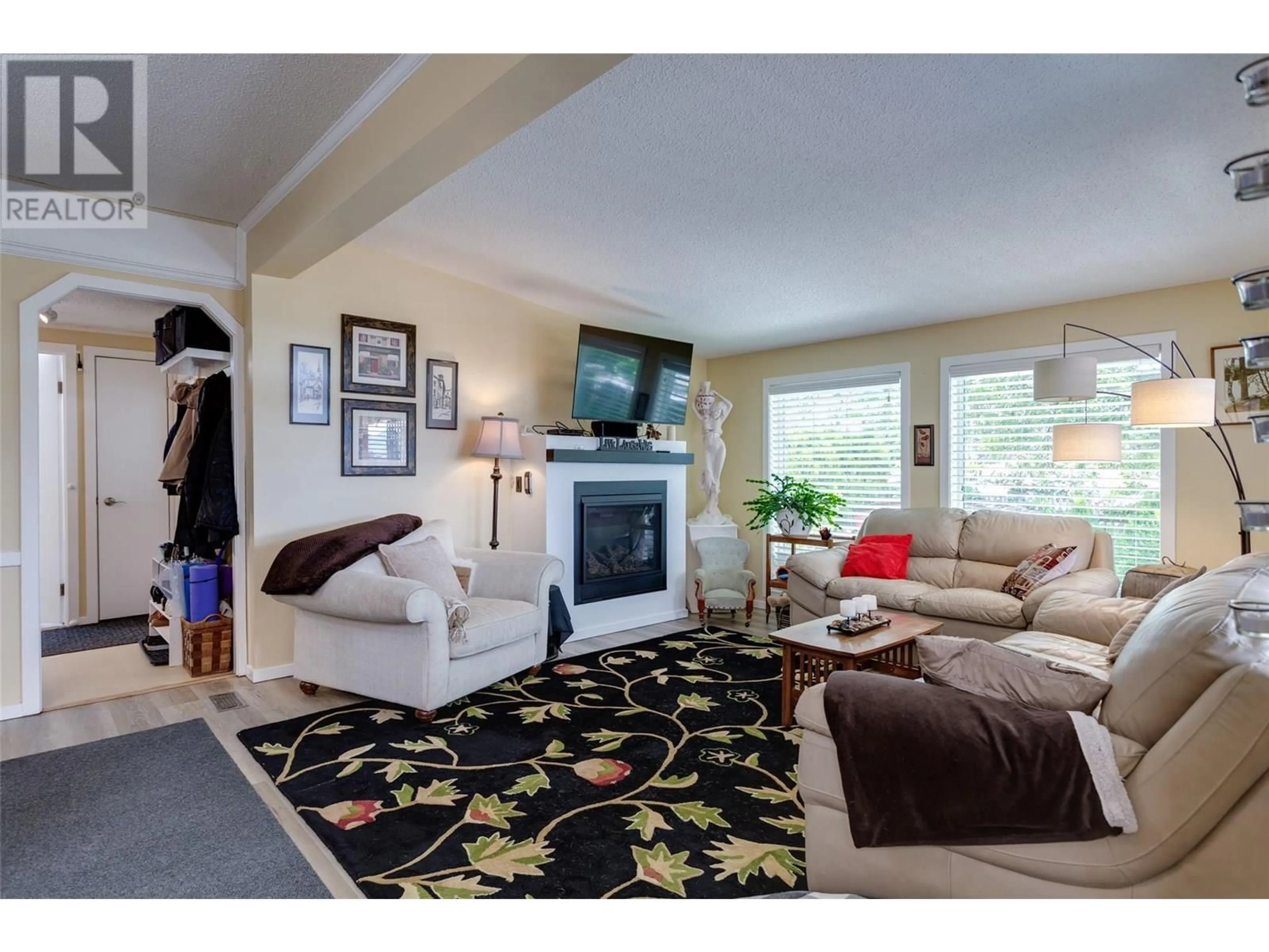 Living room with furniture, carpet floor for 46 - 2001 97 S HIGHWAY, West Kelowna British Columbia V1Z3M8