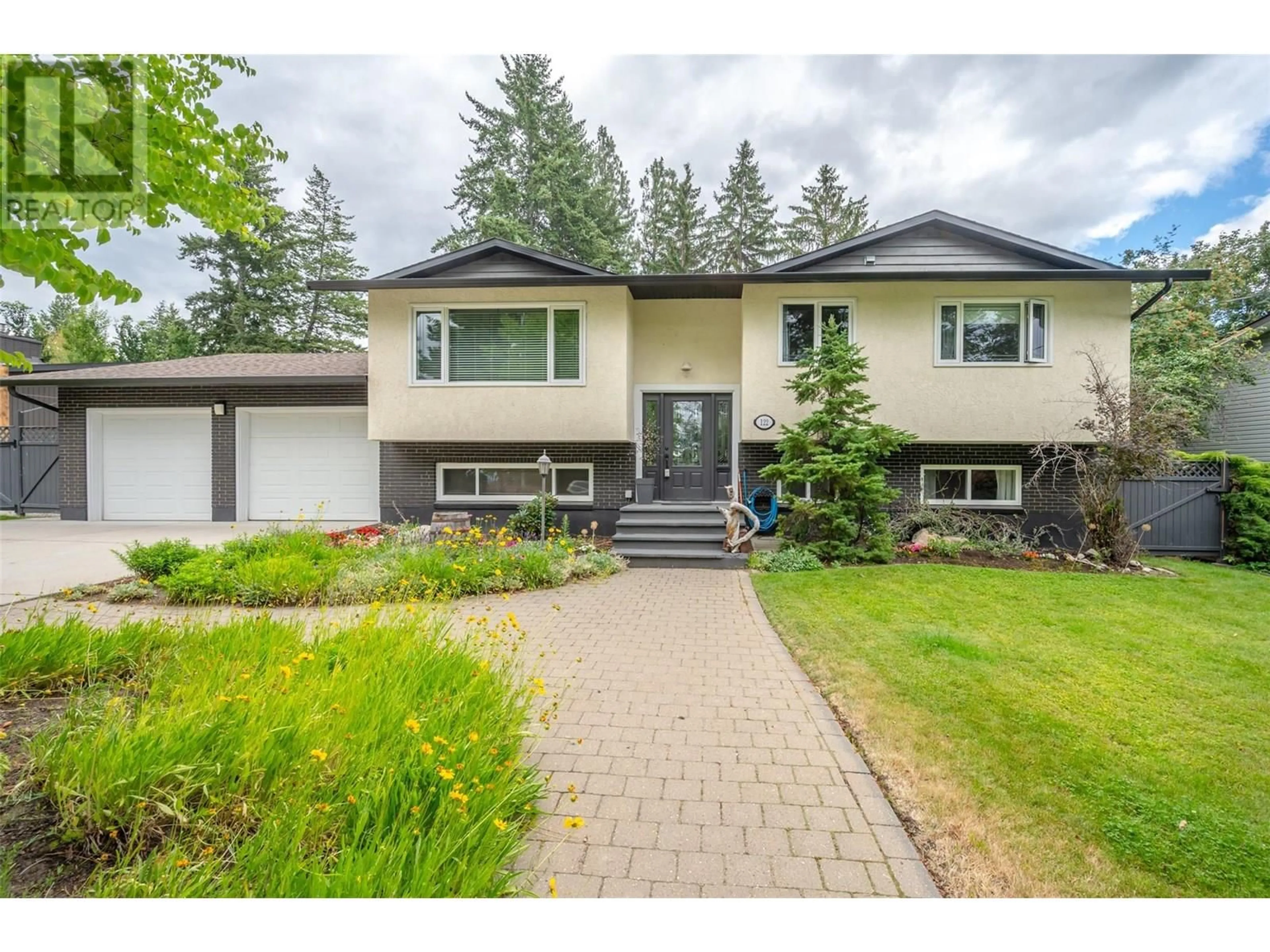 Home with vinyl exterior material, street for 122 KENDALL CRESCENT, Penticton British Columbia V2A2S8