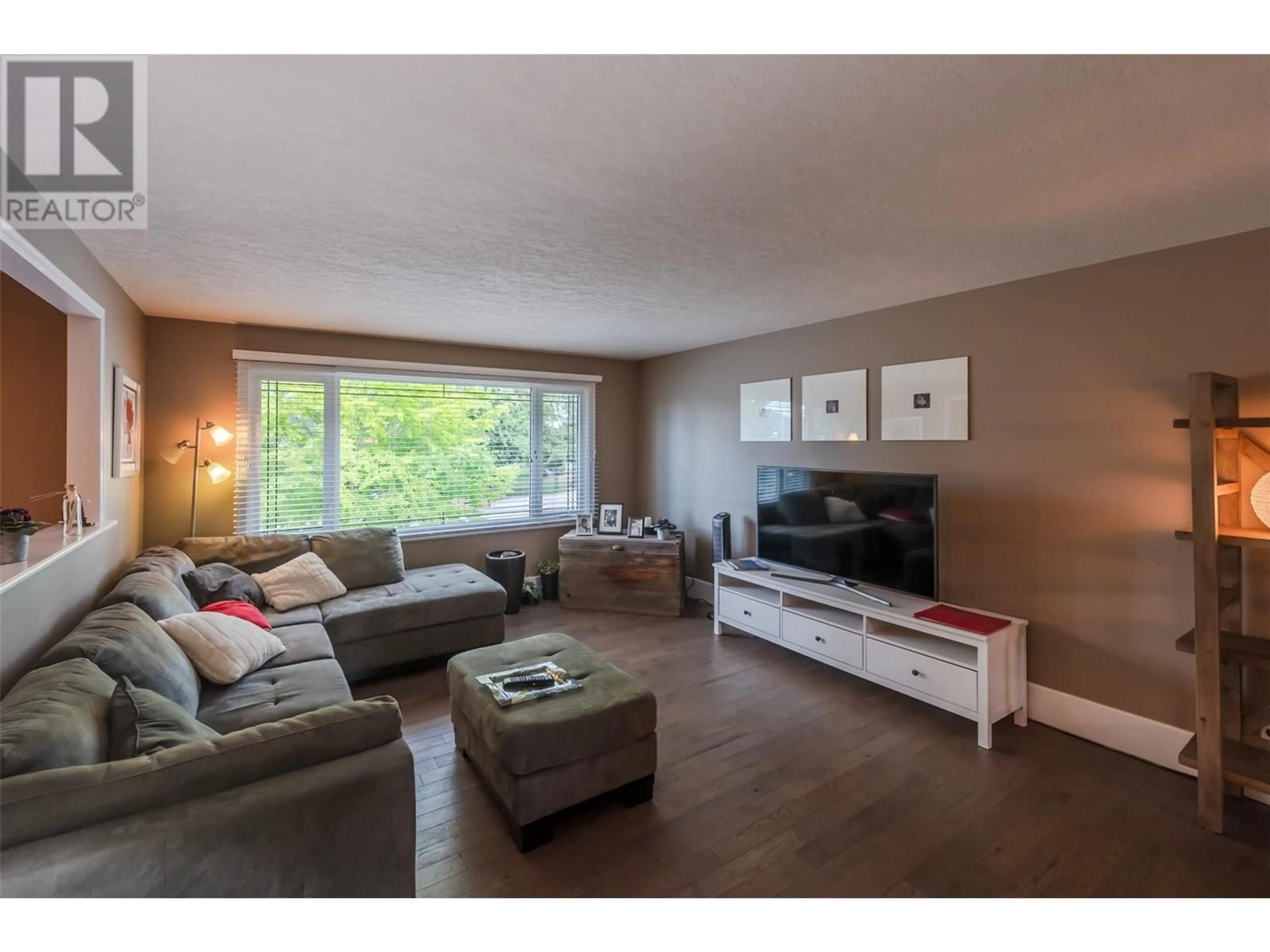 Living room with furniture, wood/laminate floor for 122 KENDALL CRESCENT, Penticton British Columbia V2A2S8