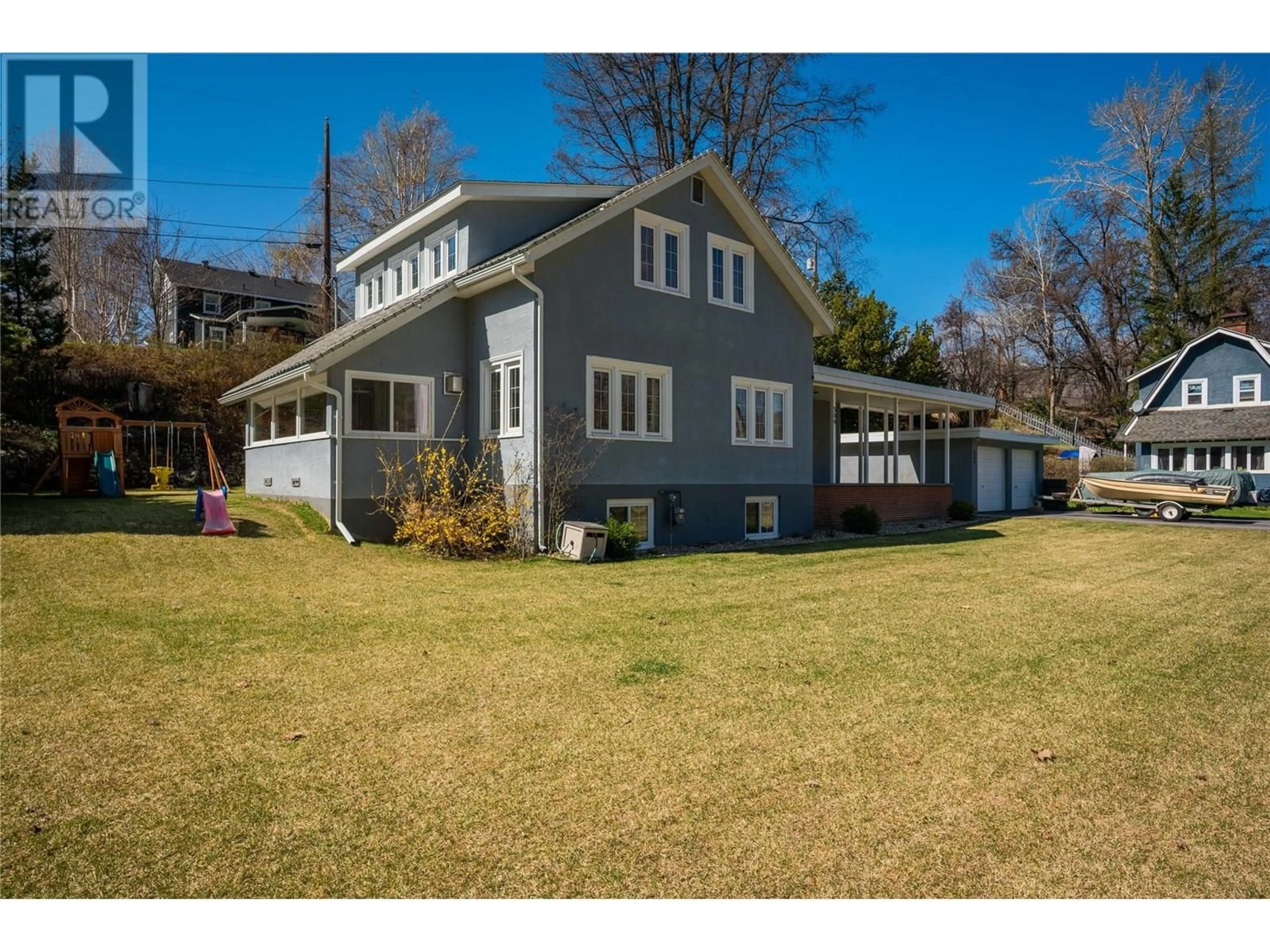 A pic from outside/outdoor area/front of a property/back of a property/a pic from drone, street for 309 RITCHIE AVENUE, Trail British Columbia V1R1H1