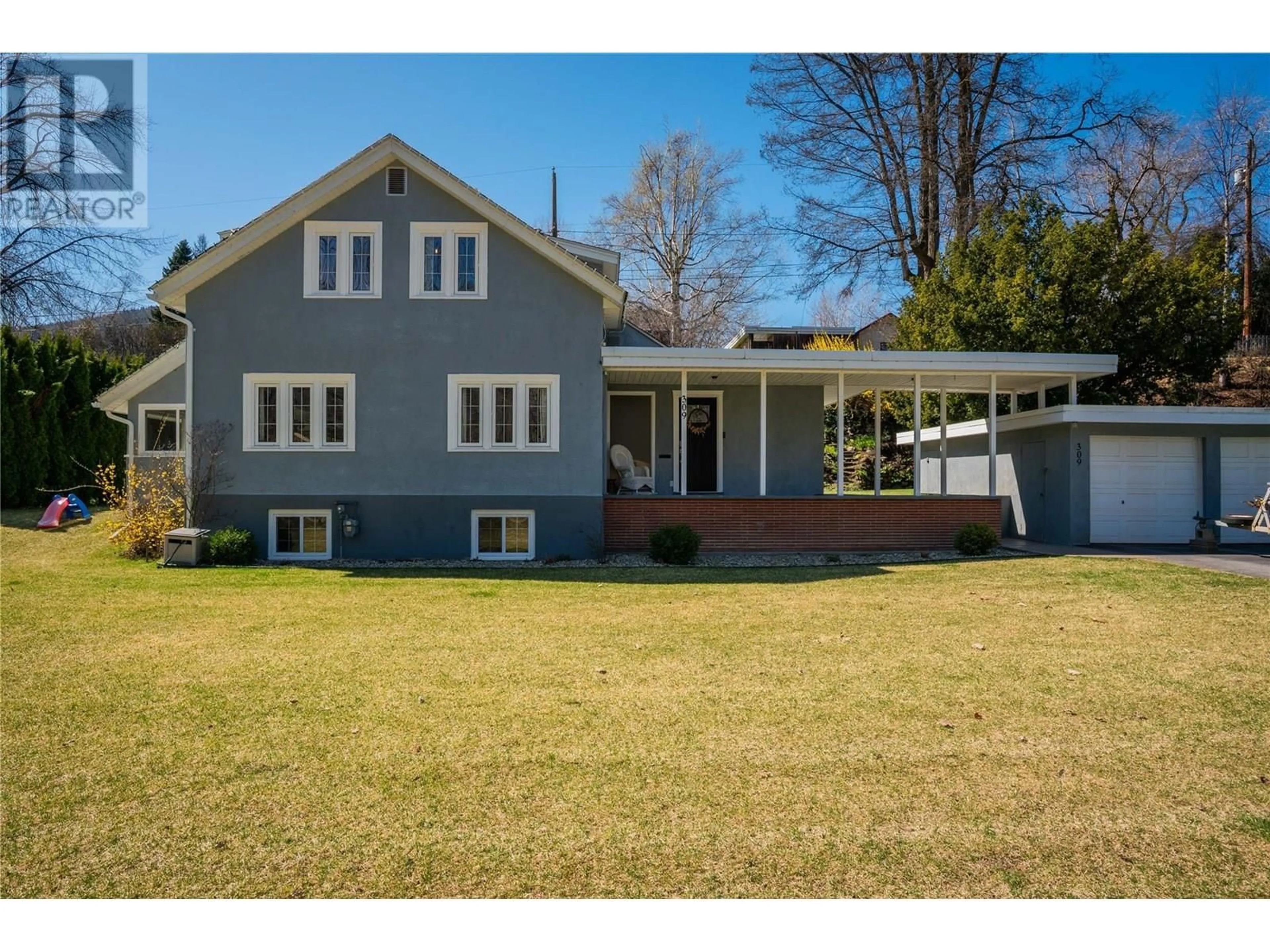 Home with vinyl exterior material, street for 309 RITCHIE AVENUE, Trail British Columbia V1R1H1