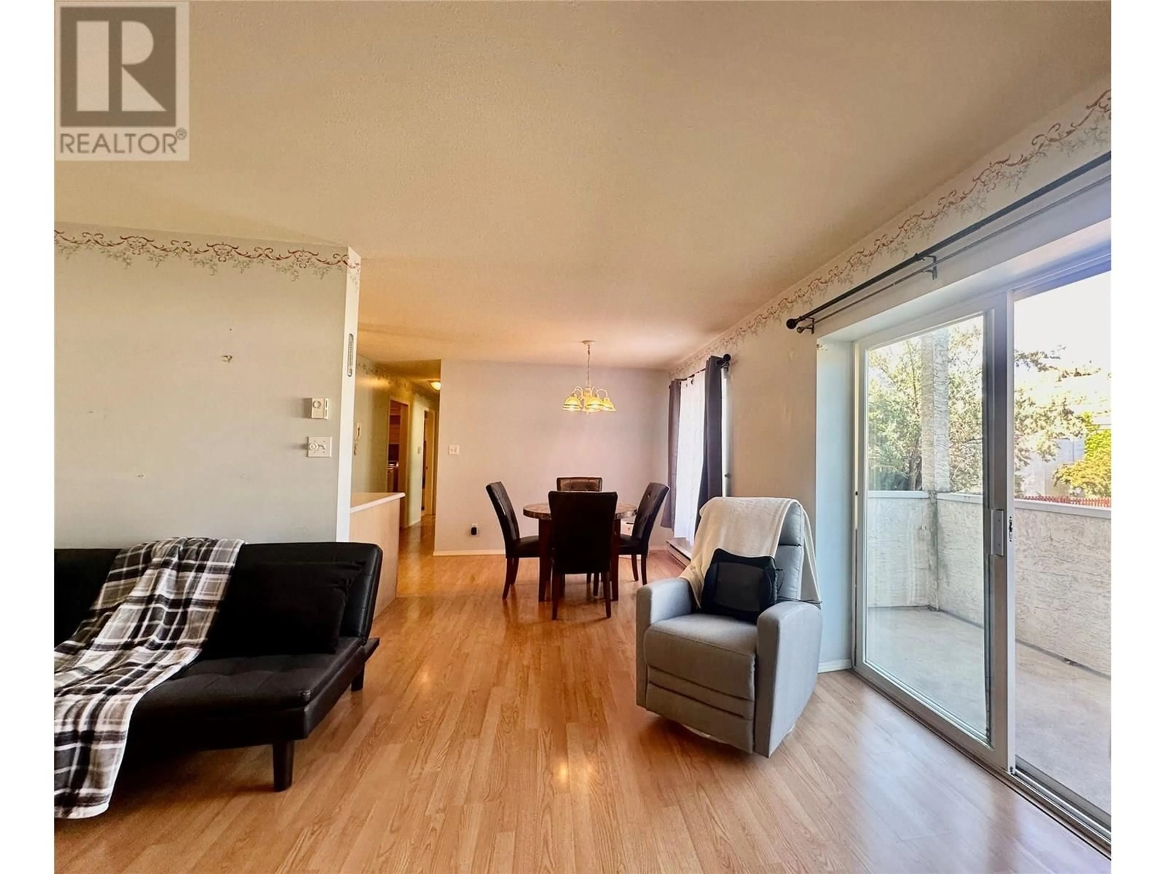 Living room with furniture, wood/laminate floor for 114 - 650 MCKINNEY ROAD, Oliver British Columbia V0H1T3
