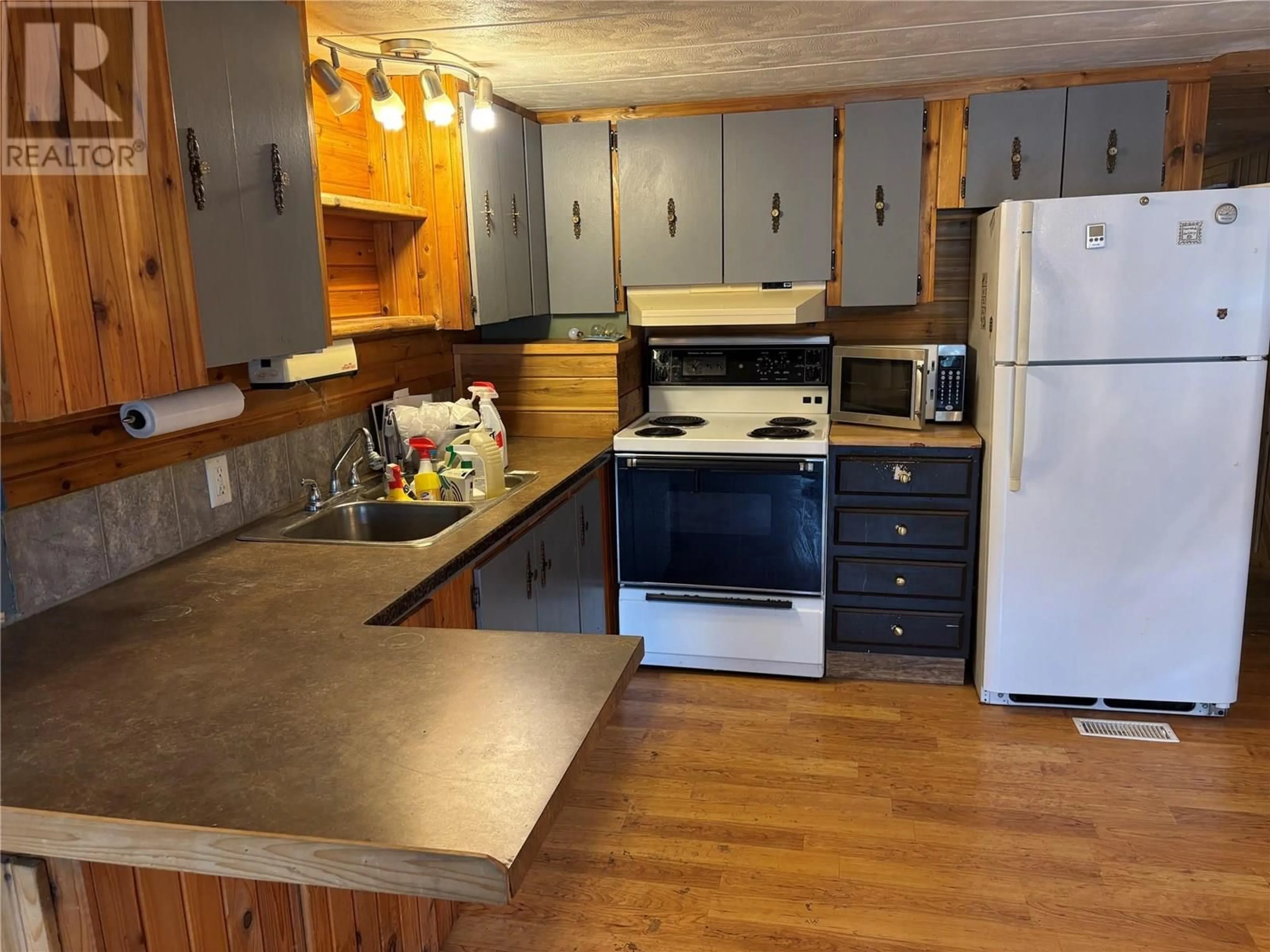Standard kitchen, wood/laminate floor for 12 - 161 SHUSWAP AVENUE, Chase British Columbia V0E1M0