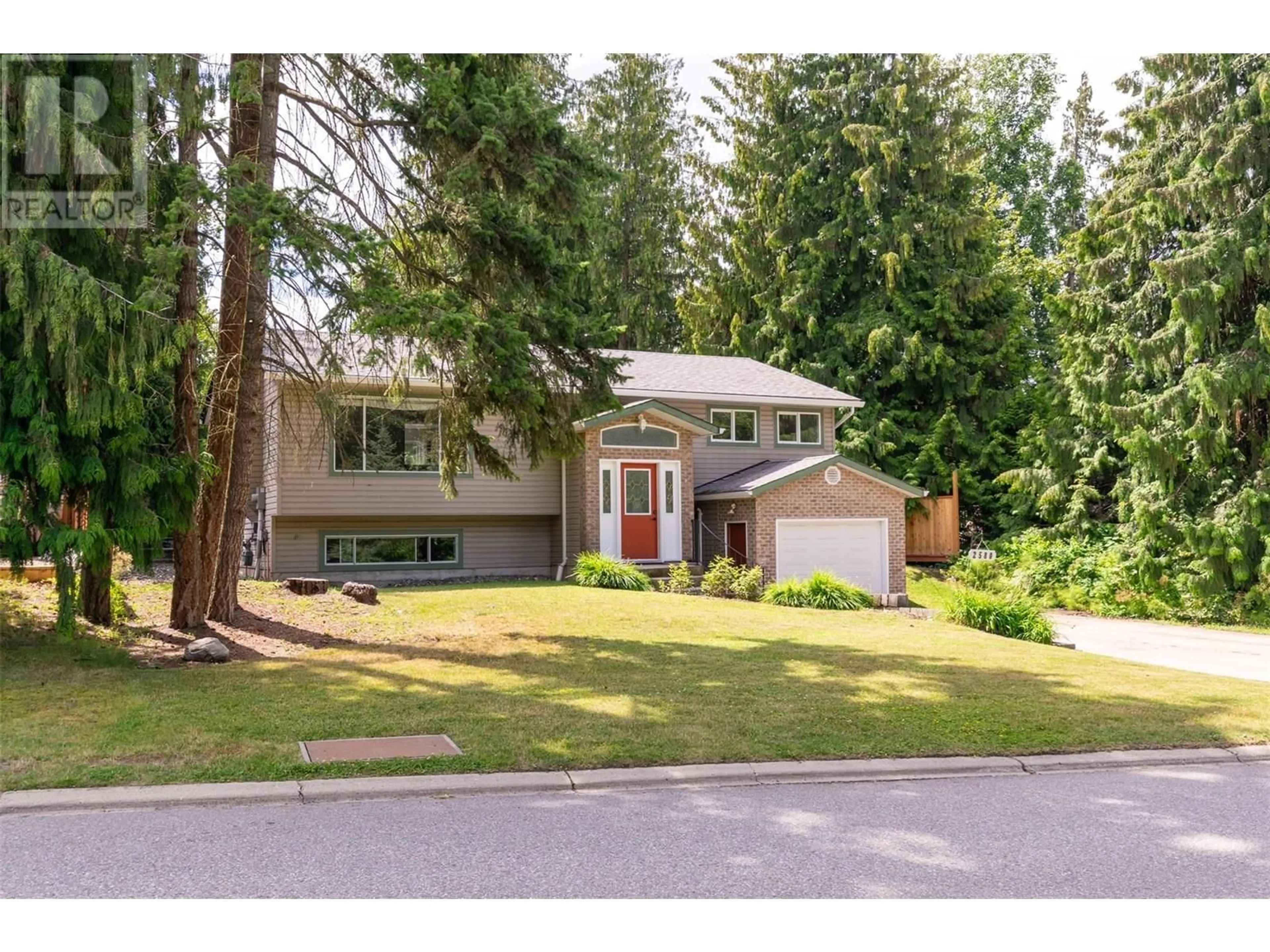 Home with vinyl exterior material, street for 2580 1 AVENUE NORTHEAST, Salmon Arm British Columbia V1E2A7