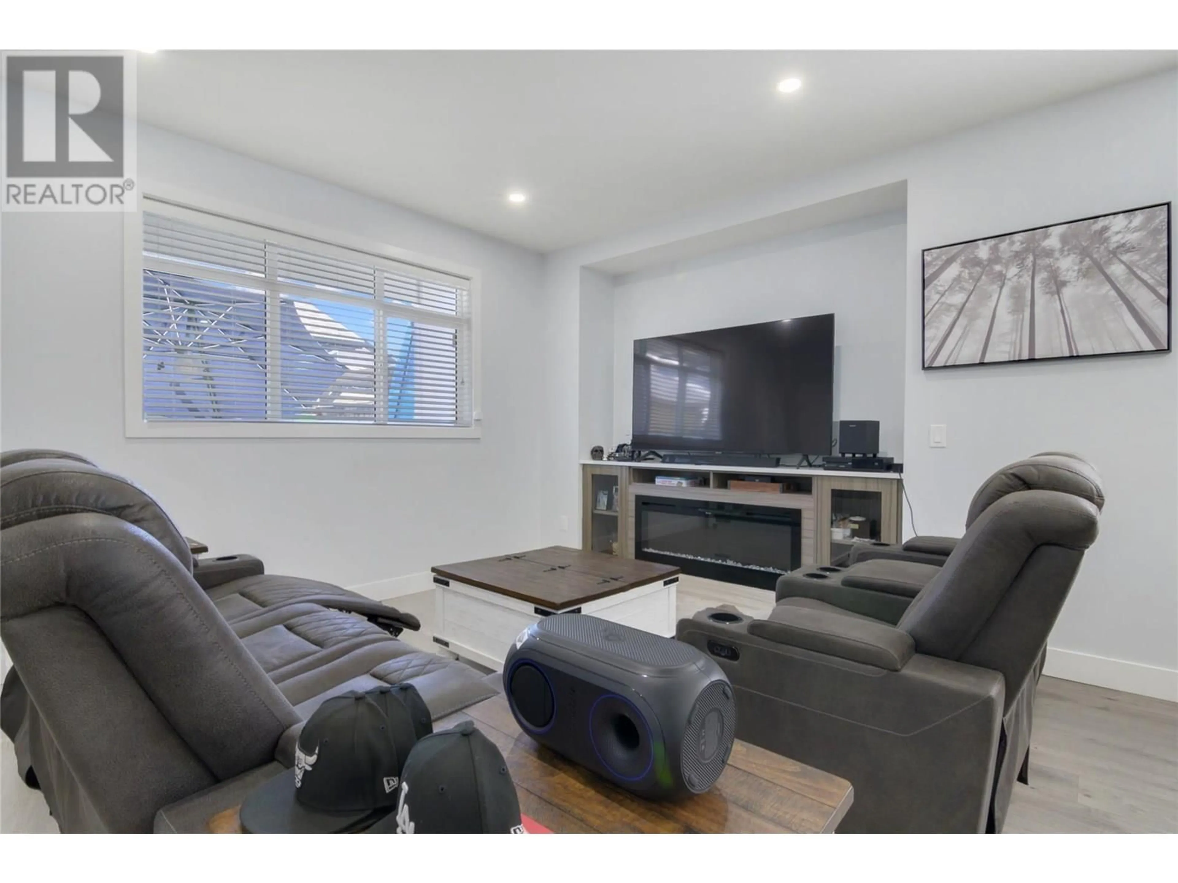 Living room with furniture, wood/laminate floor for 3 - 825 CADDER AVENUE, Kelowna British Columbia V1Y5N7
